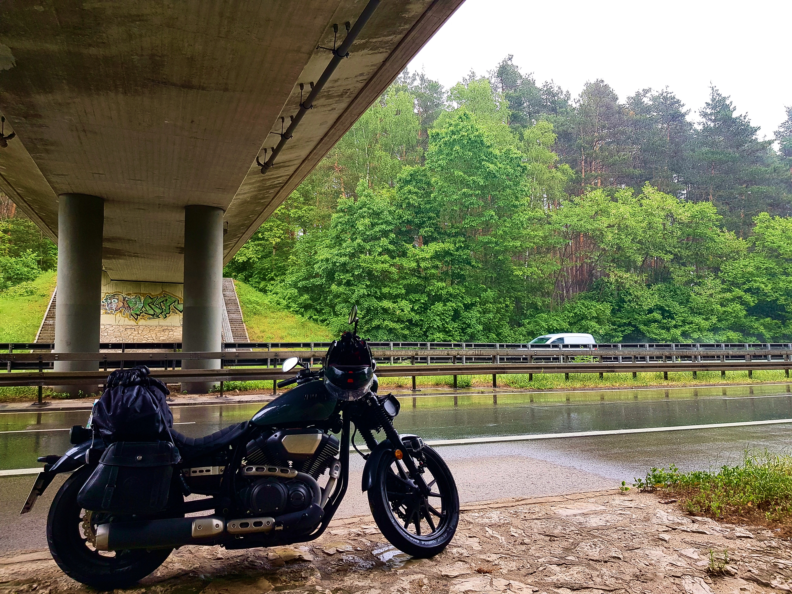 &hellip; unter einer Brücke