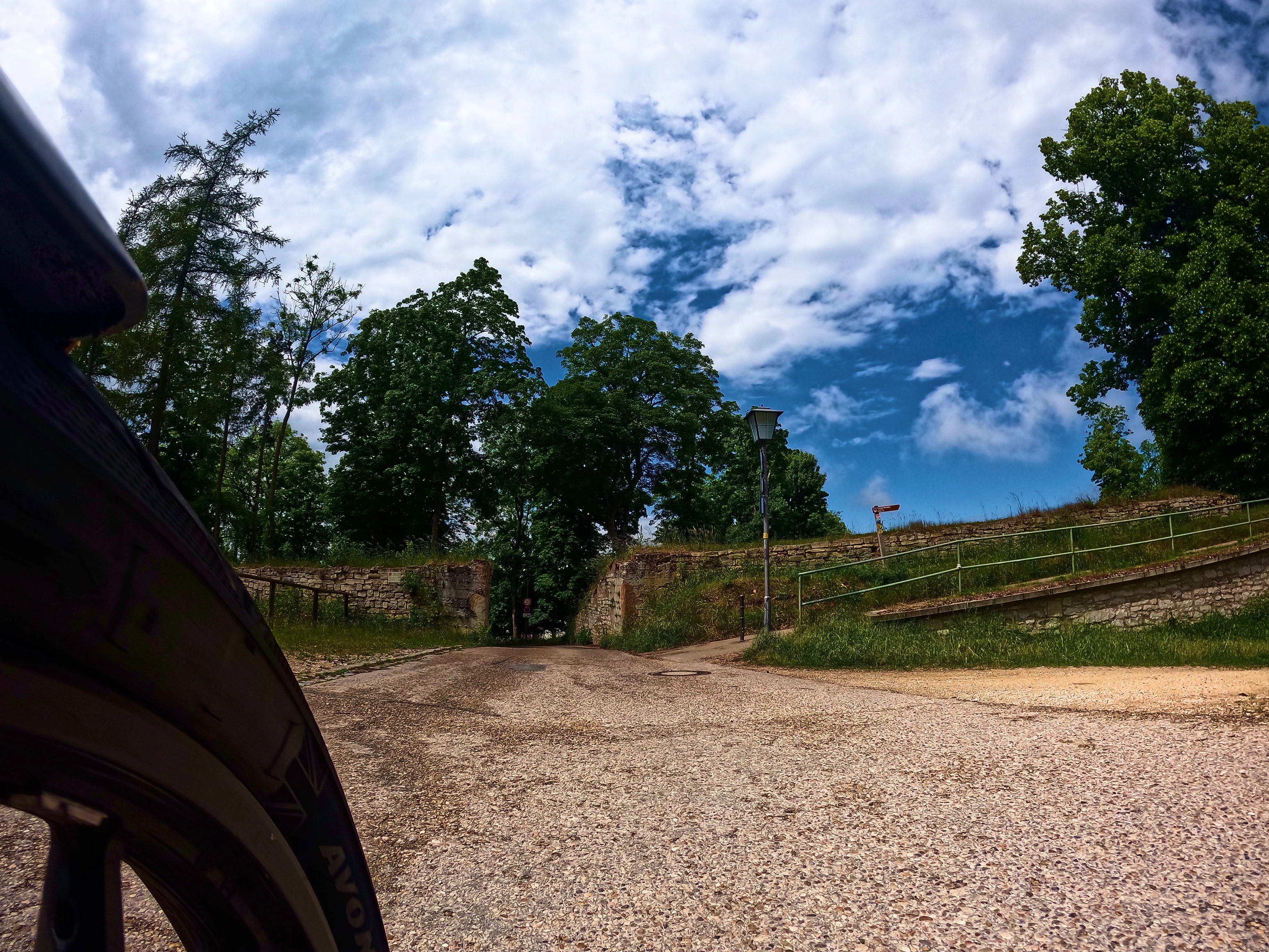 Die Ein- bzw. Ausfahrt zum Parkplatz der Wülzburg