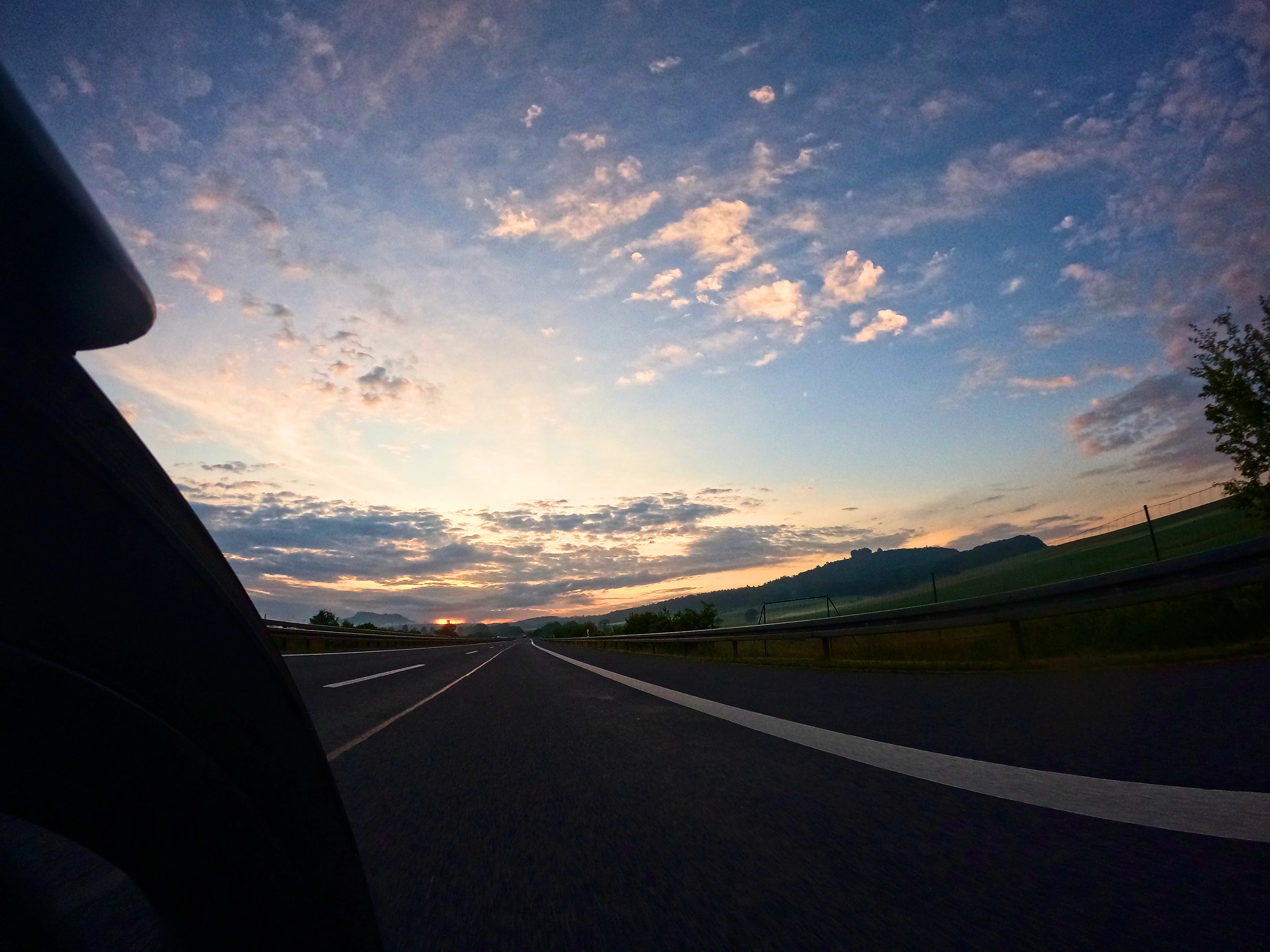 Die Sonne geht langsam auf, am Horizont sieht es nach Nebel aus