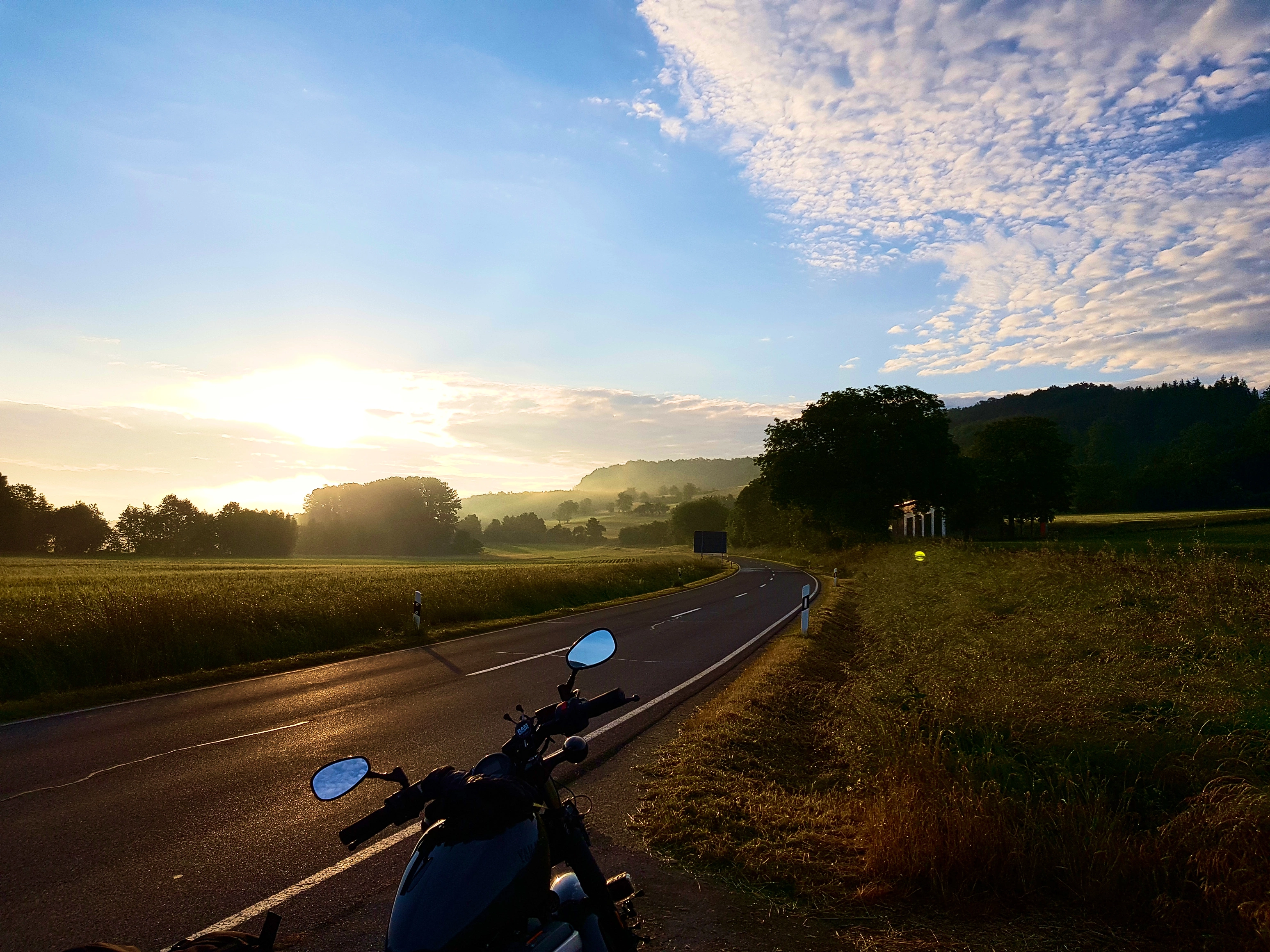 Morgensonne bricht durch Nebel