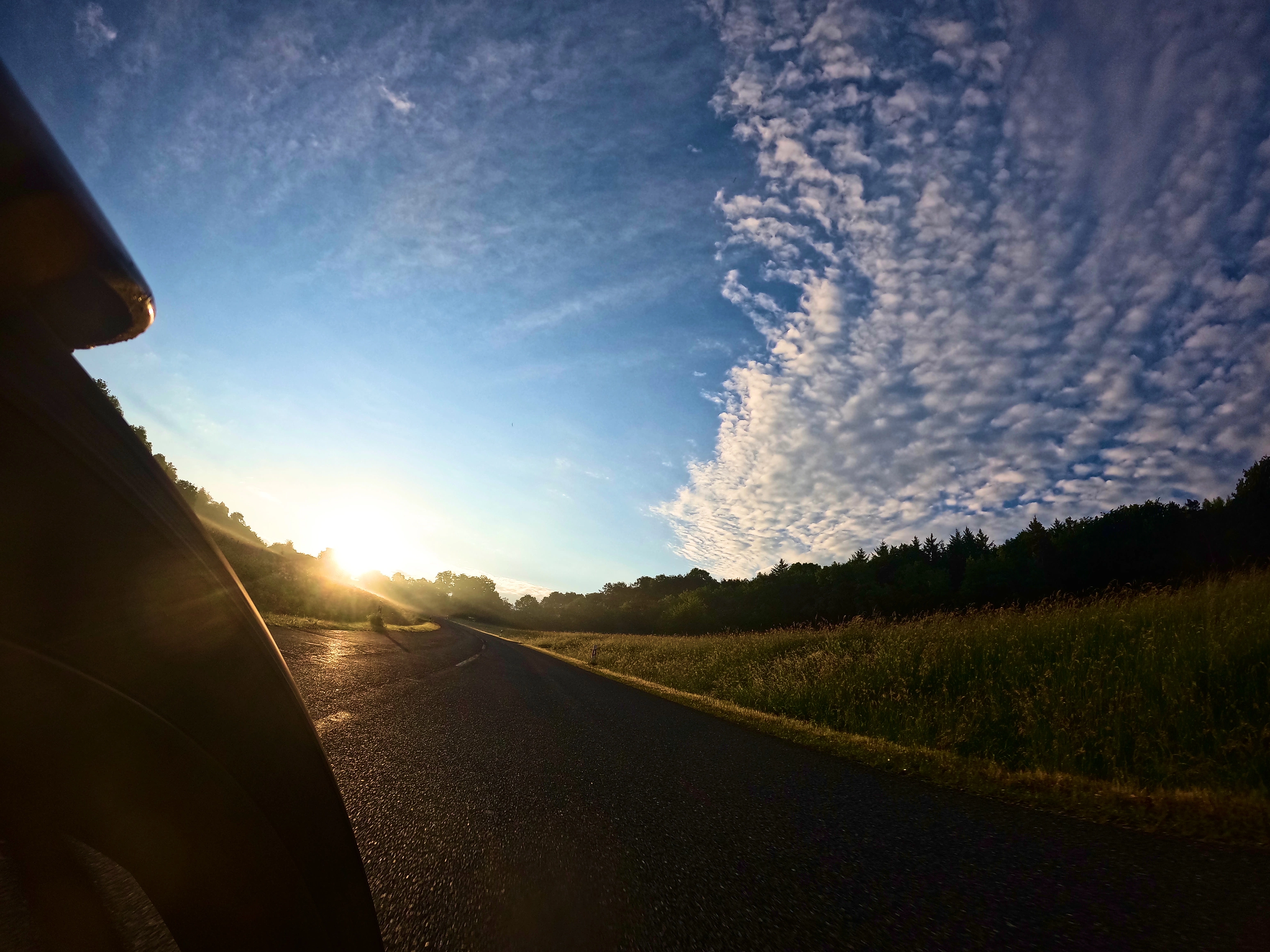 Morgensonne bricht durch Nebel