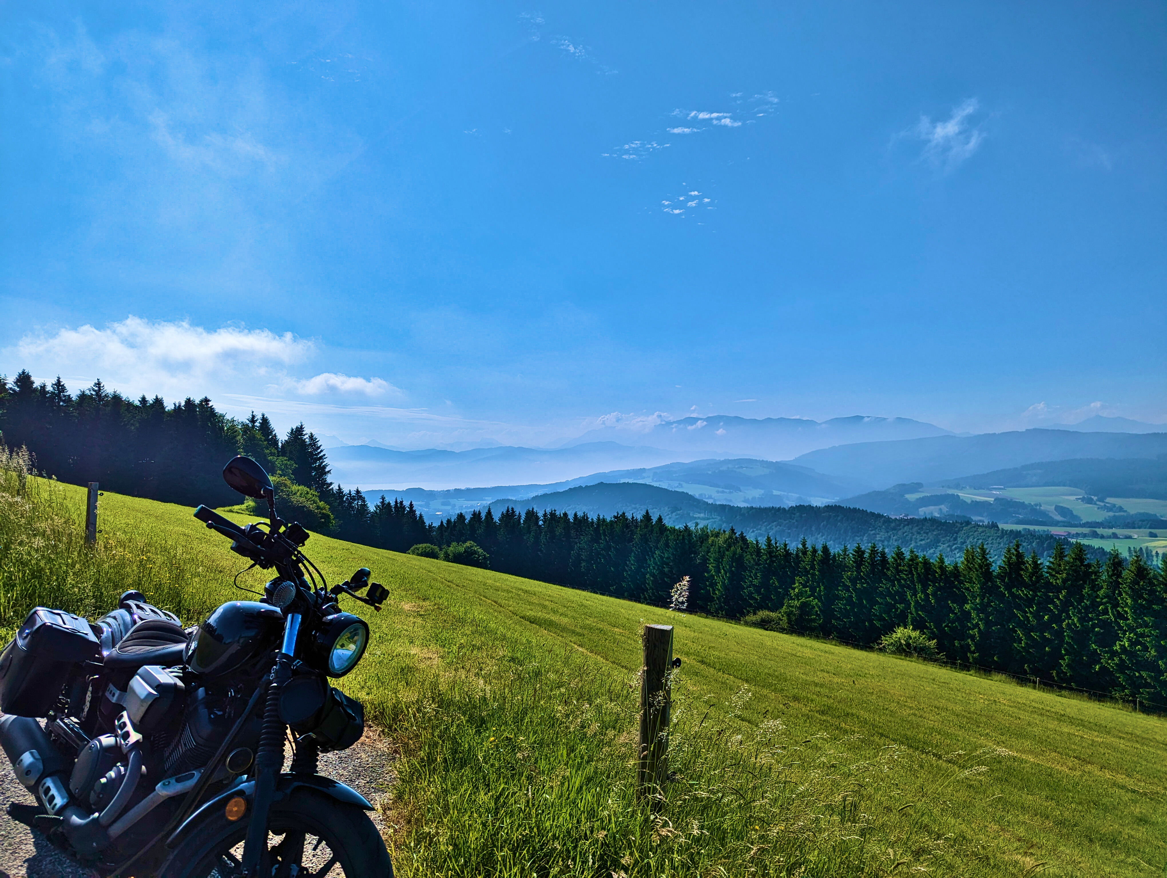 Die Berge liegen noch leicht im Dunst