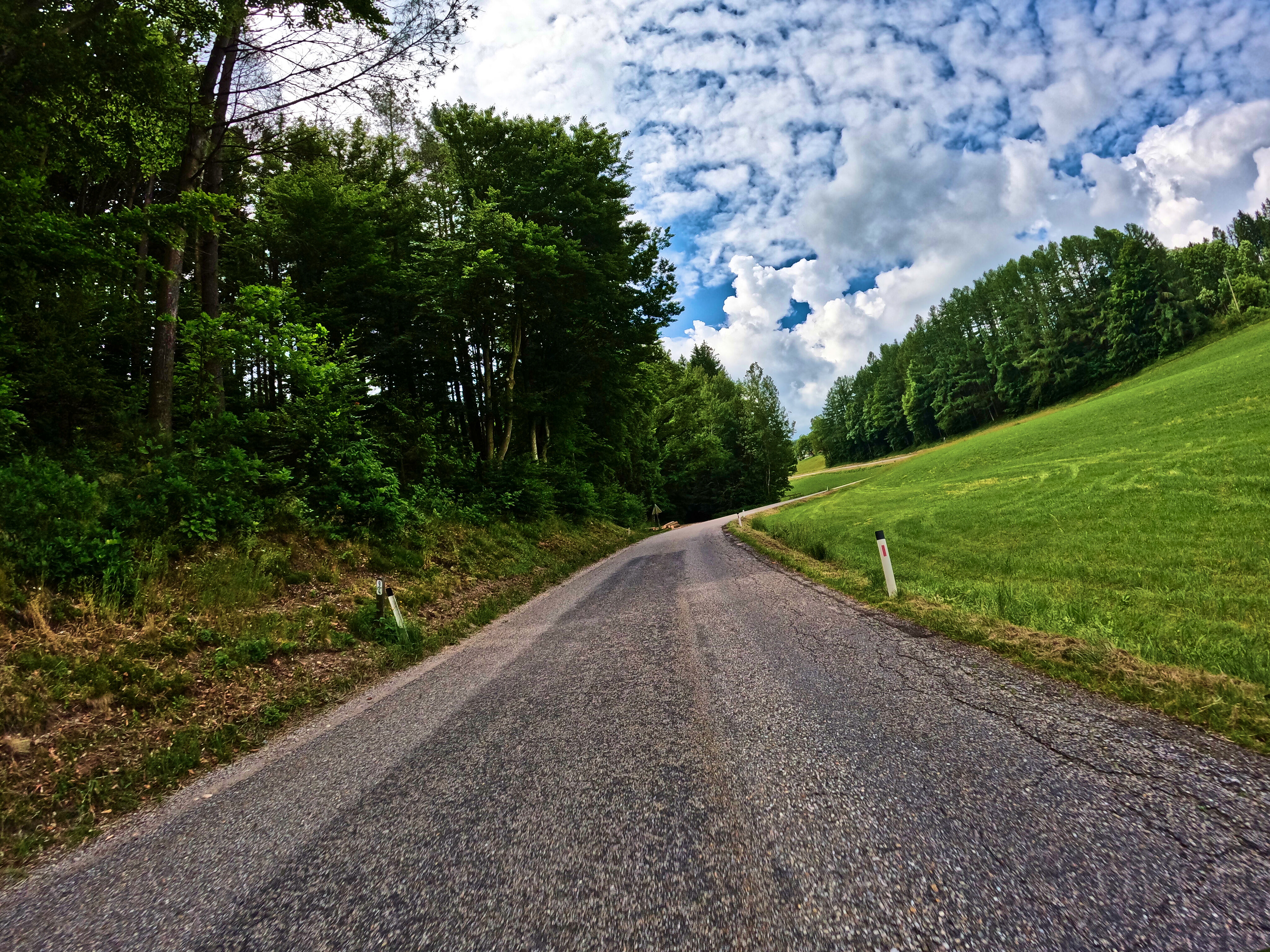 Kurvige Nebenstraßen