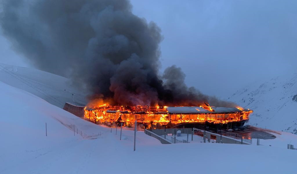Das in Flammen stehende Museum am Timmelsjoch Bildnachweis: Bezirksfeuerwehrverband Imst