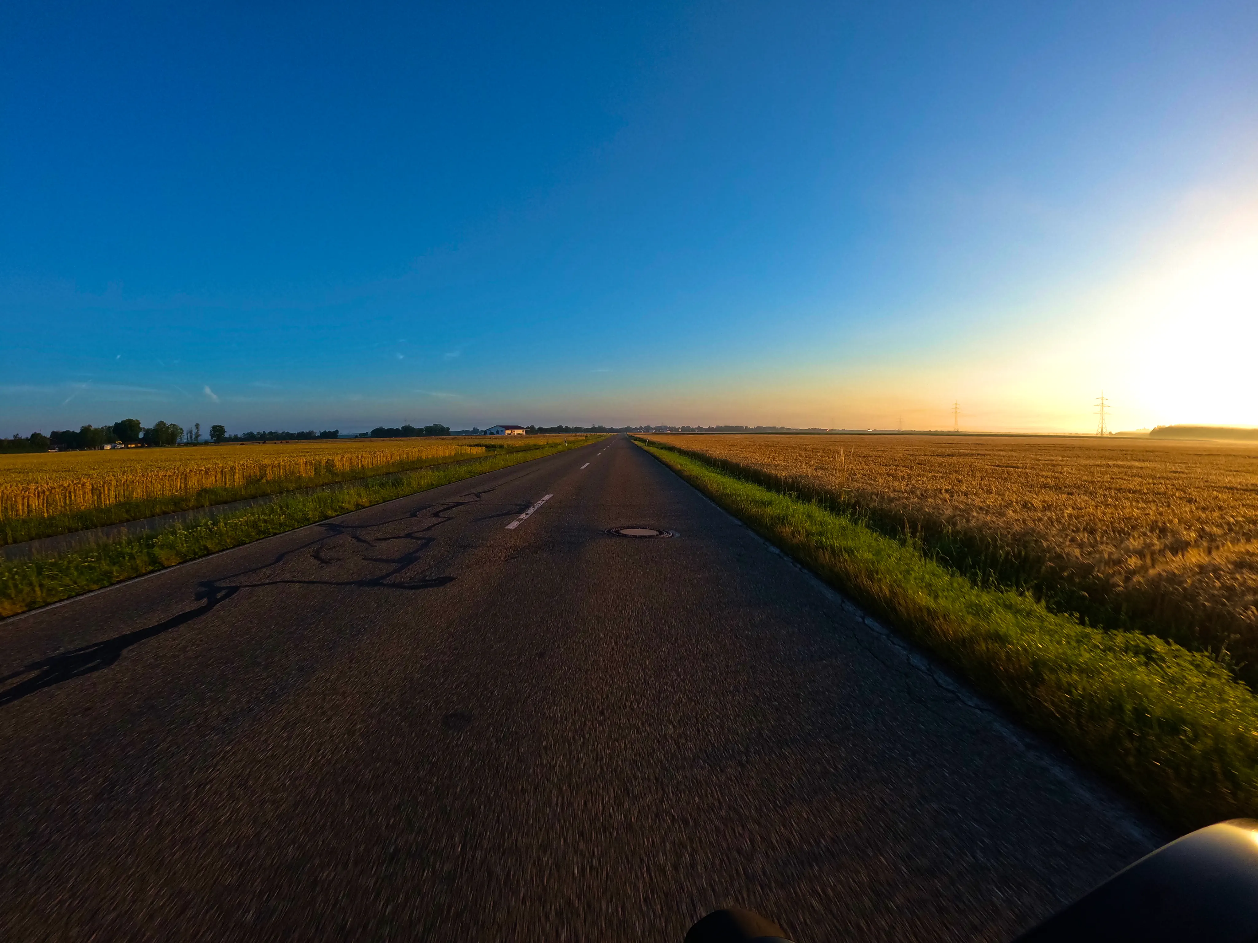 &hellip; und wirft warmes Licht über die Felder.