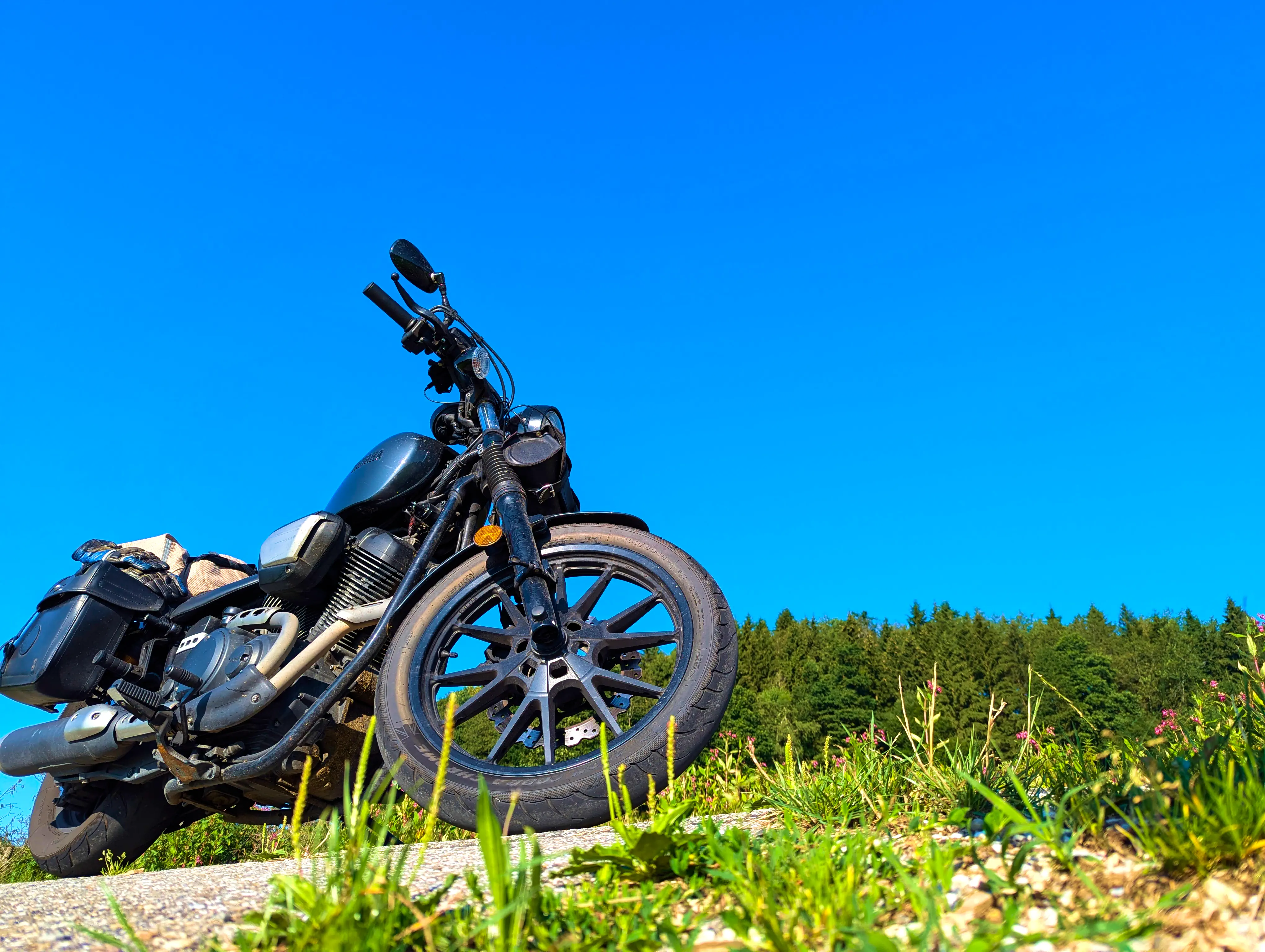 Bolt und blauer Himmel