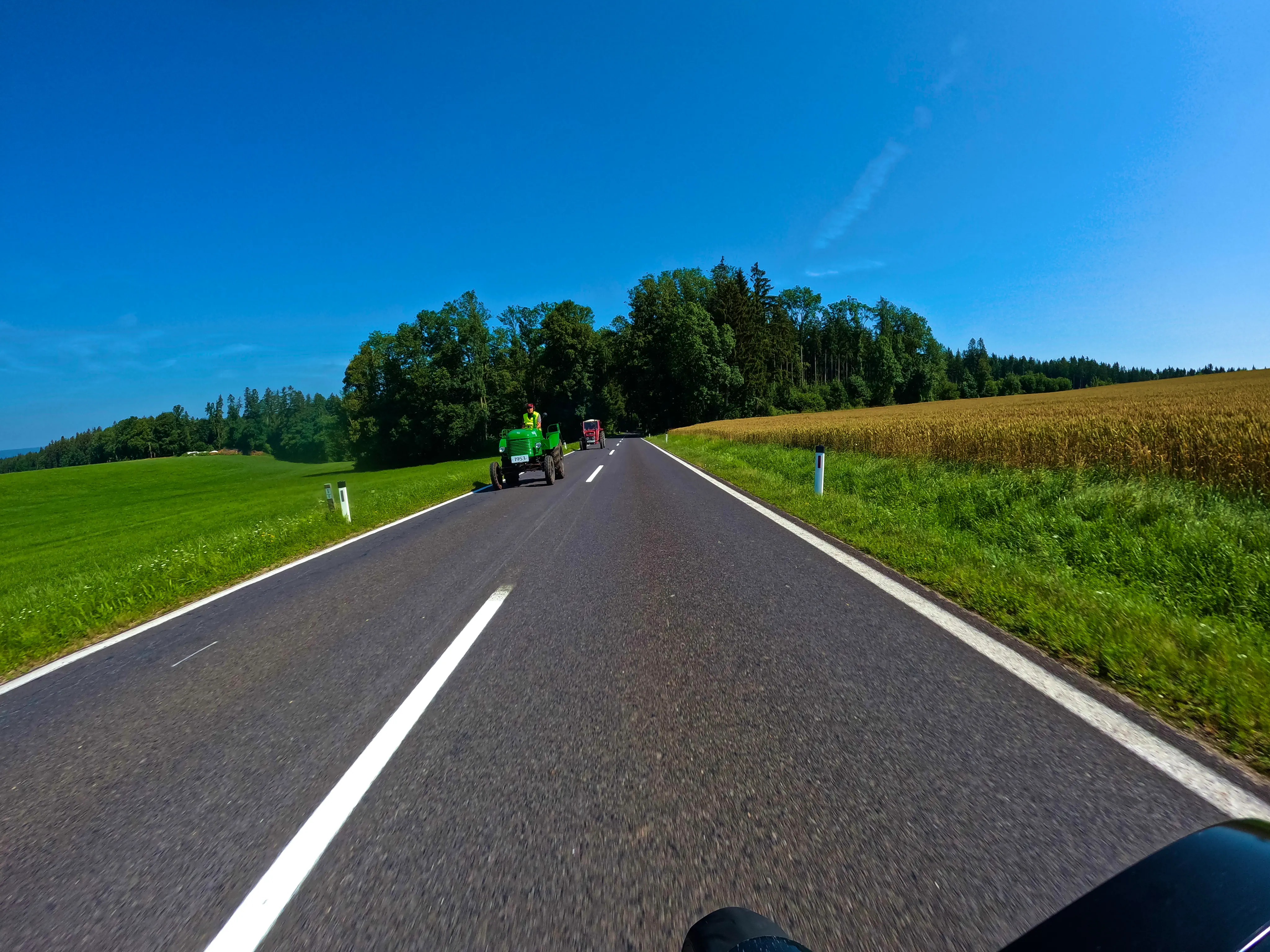 Ein grüner und ein roter Oldtimer-Traktor