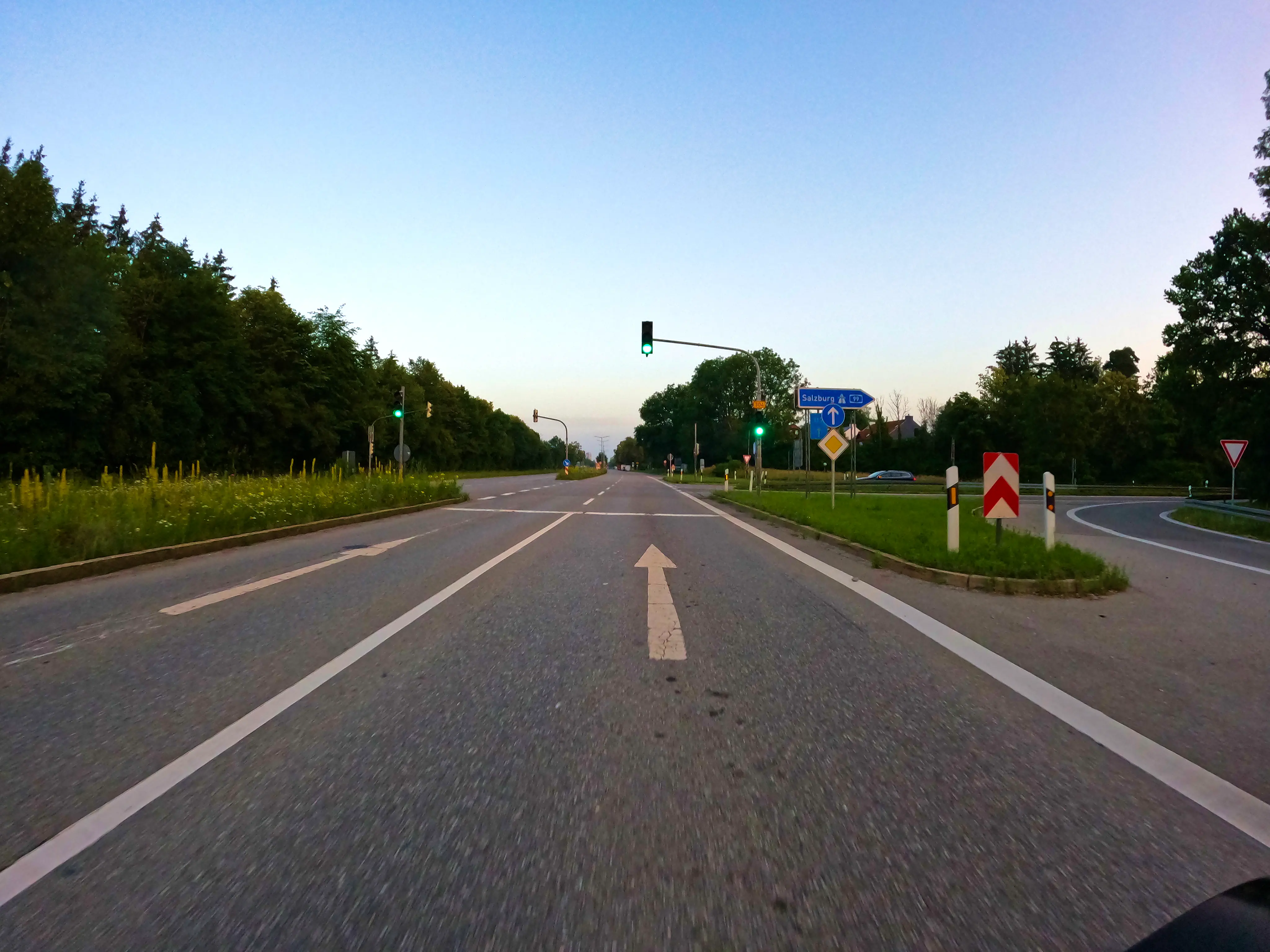 Vorbei an der Autobahnauffahrt