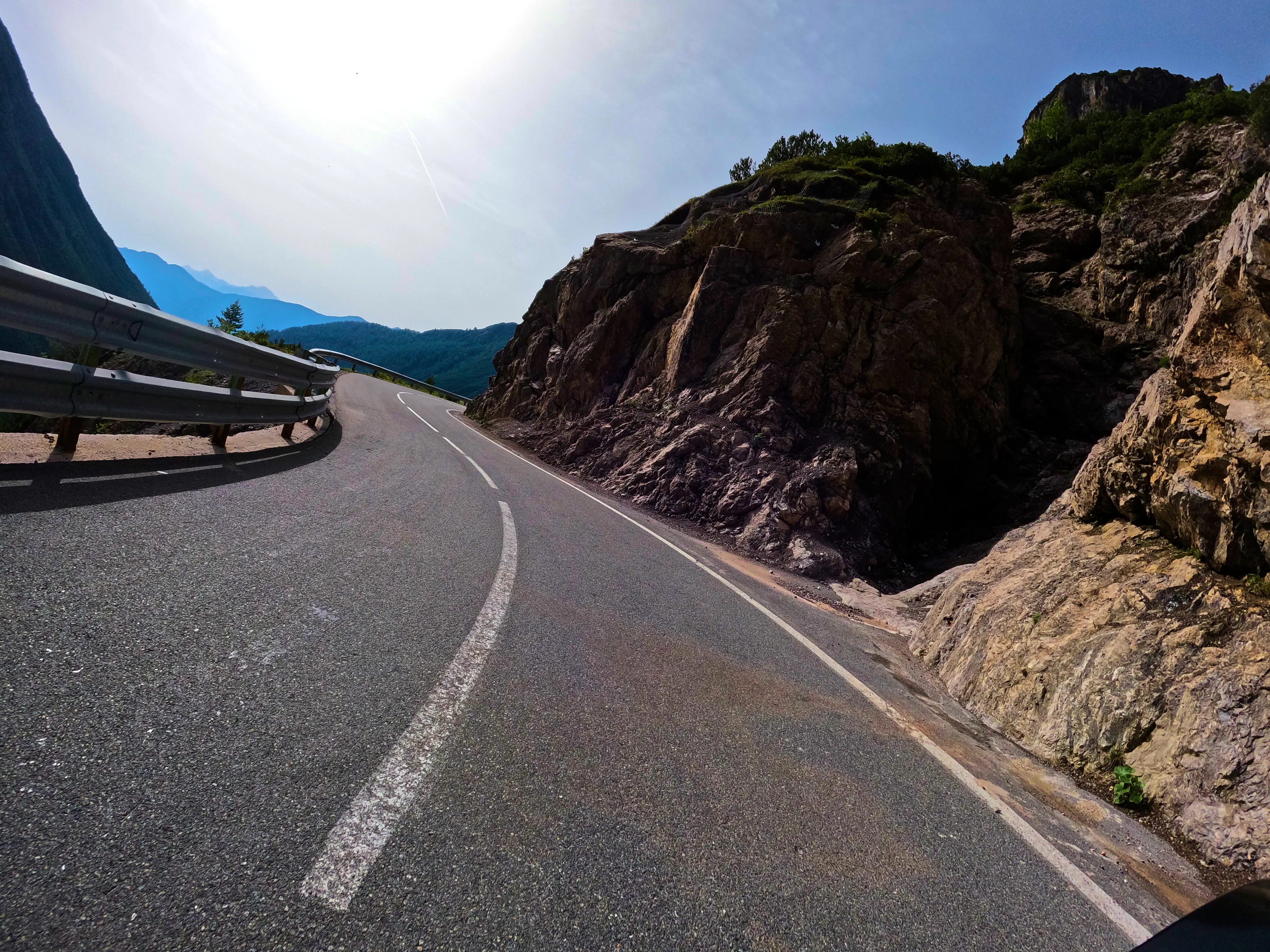 Schöne Kurven entlang der Felsen