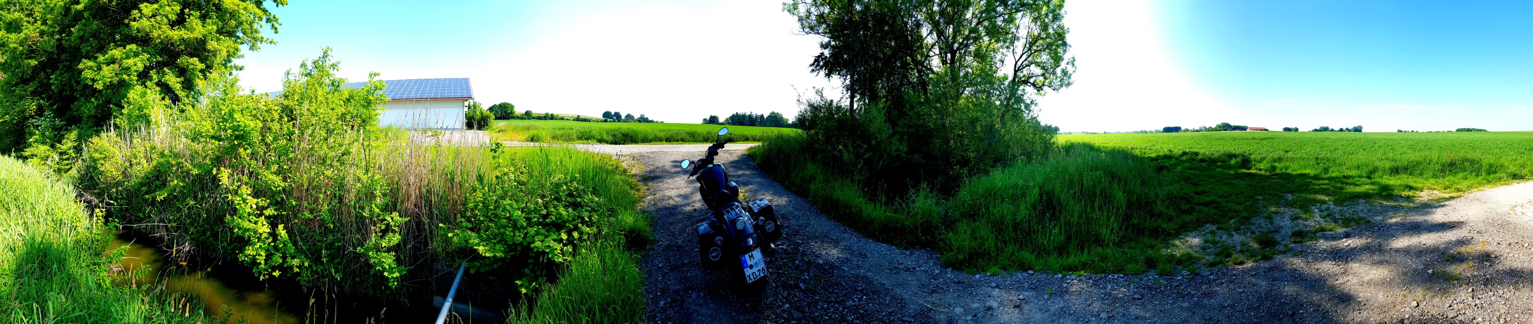 Feldweg abseits kleiner Straßen