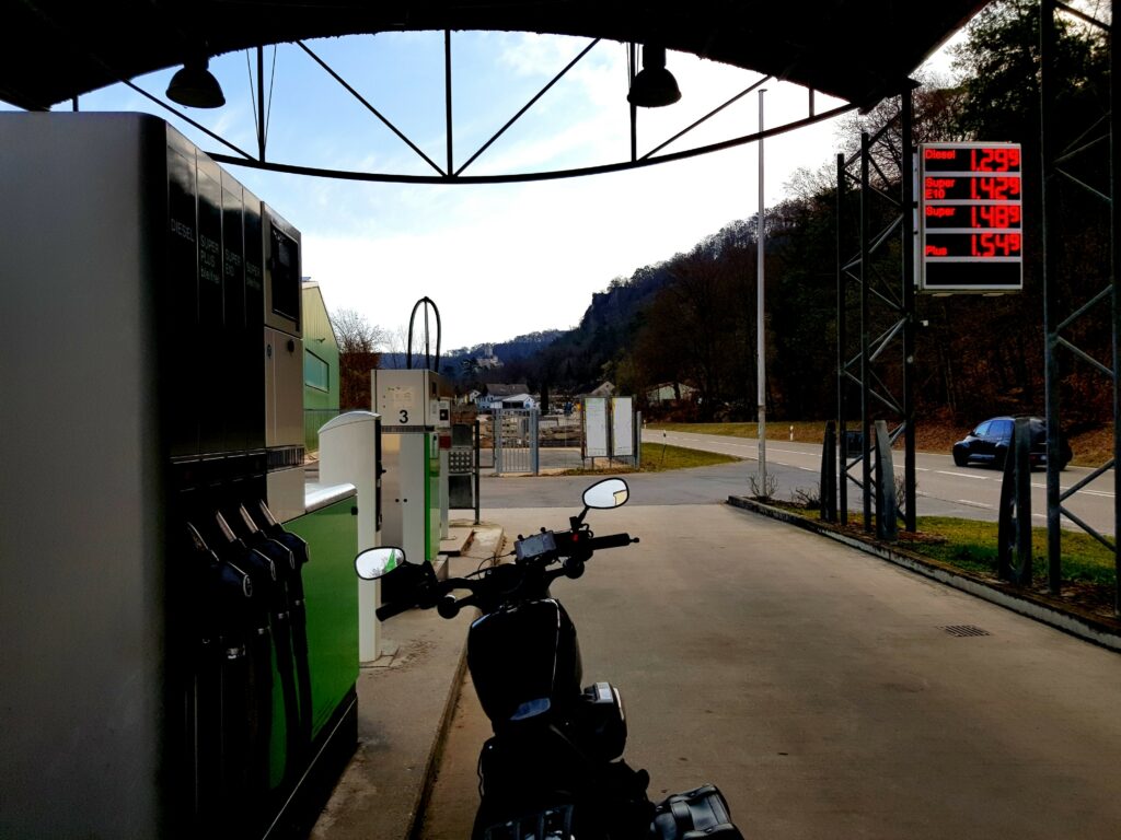 Tanken mit Blick auf die Burg Kipfenberg