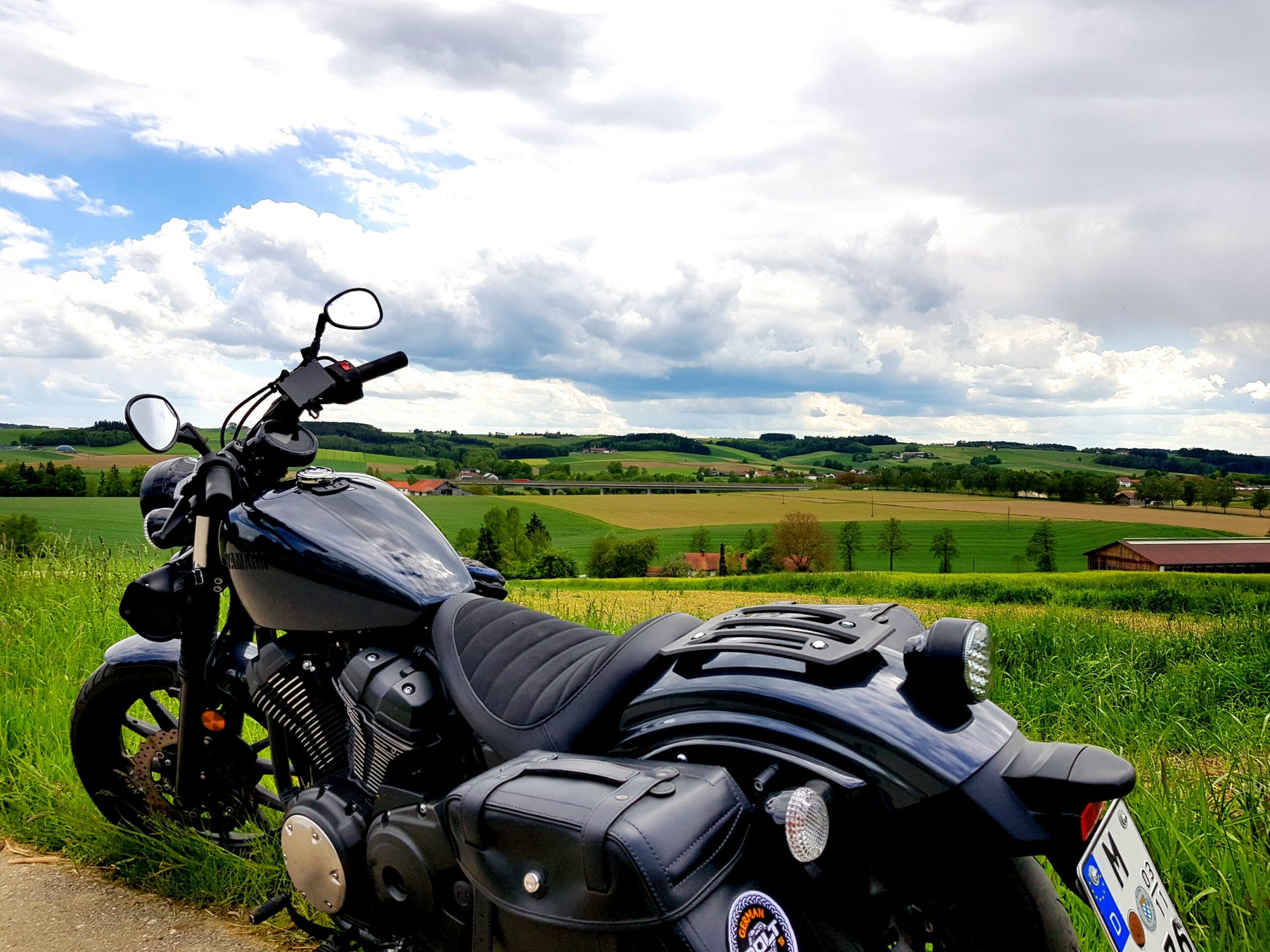 Die Bolt auf einem besseren Radweg, im Hintergrun die A94