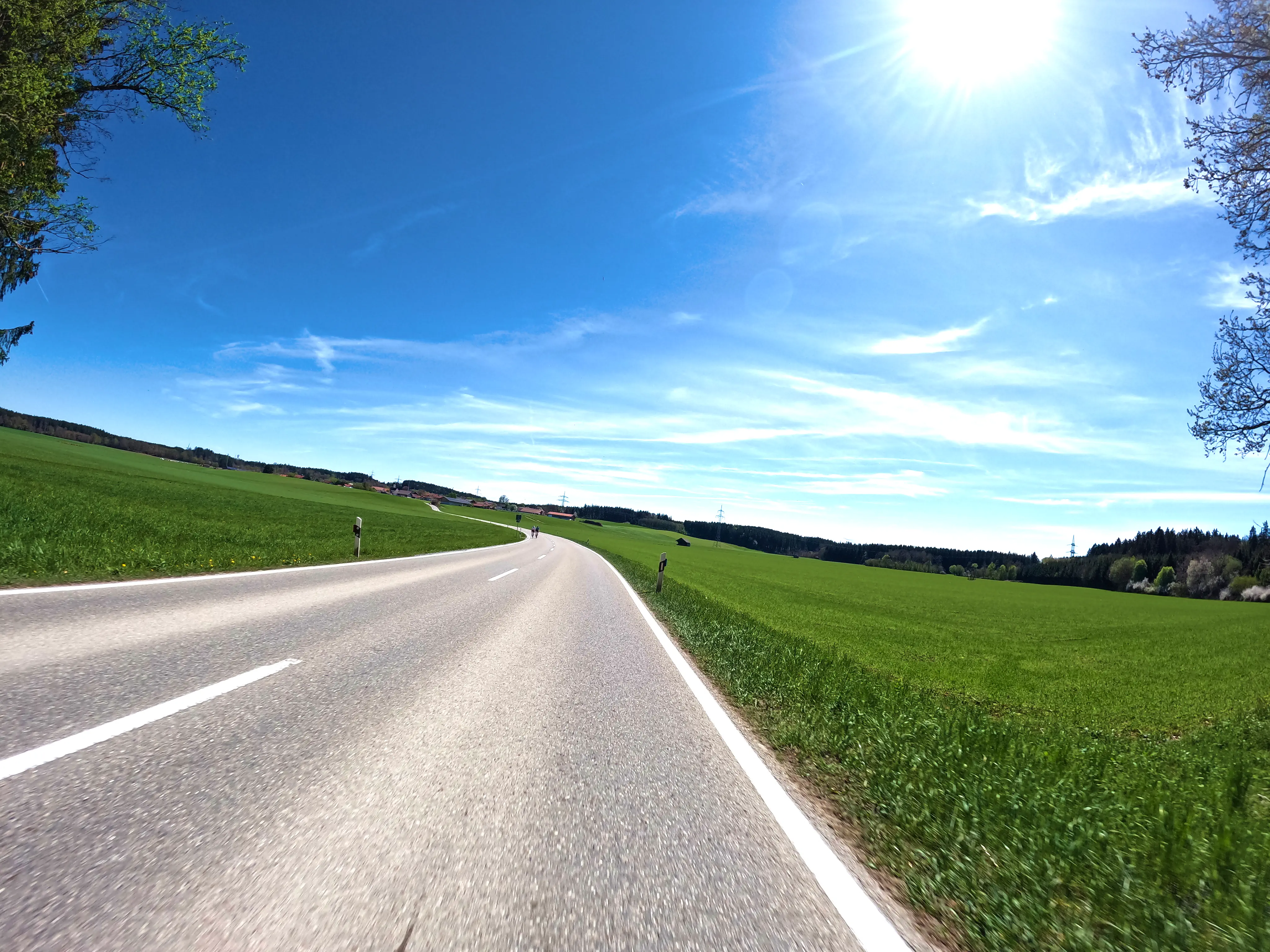 … und vorbei an Wiesen.