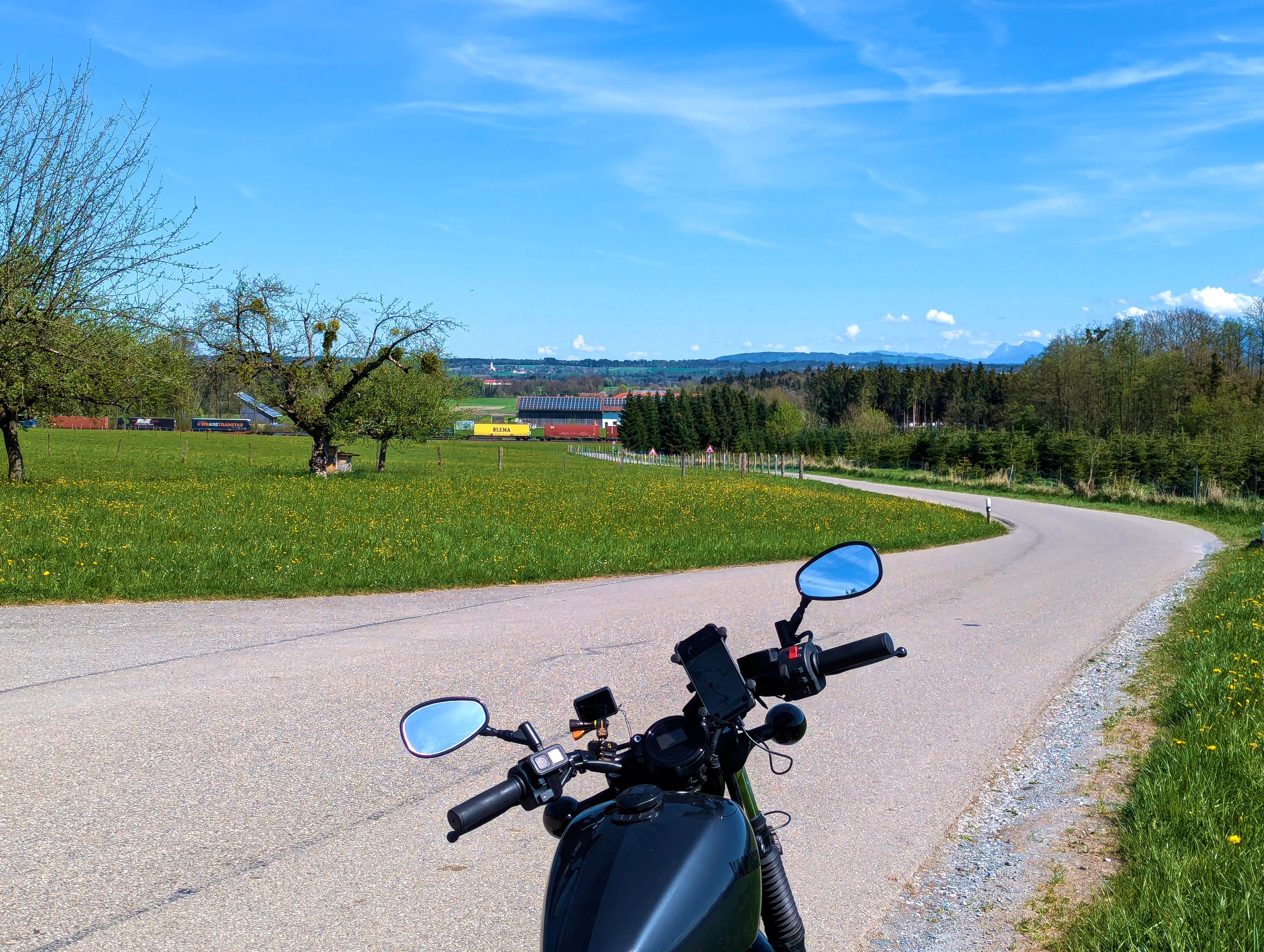 Zug durchquert Landschaft
