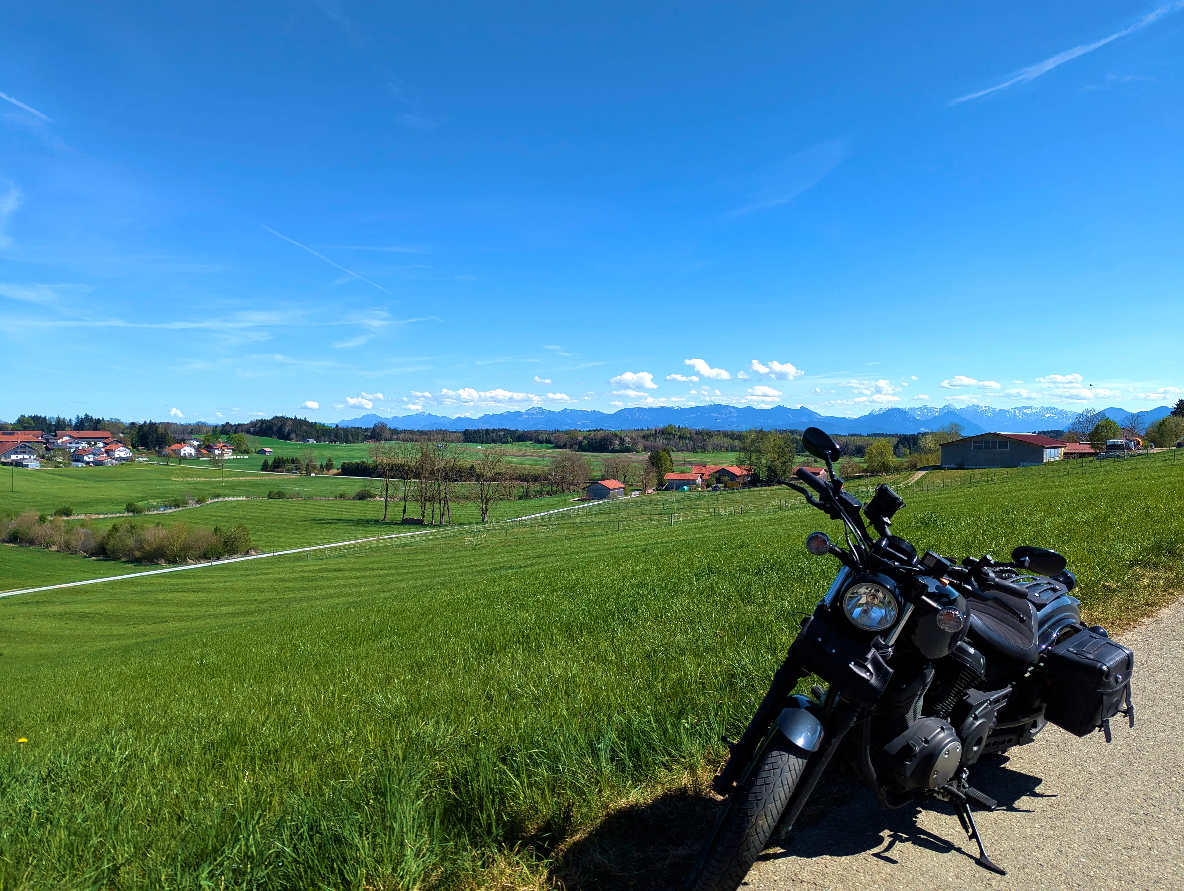Bolt vor Bergpanorama