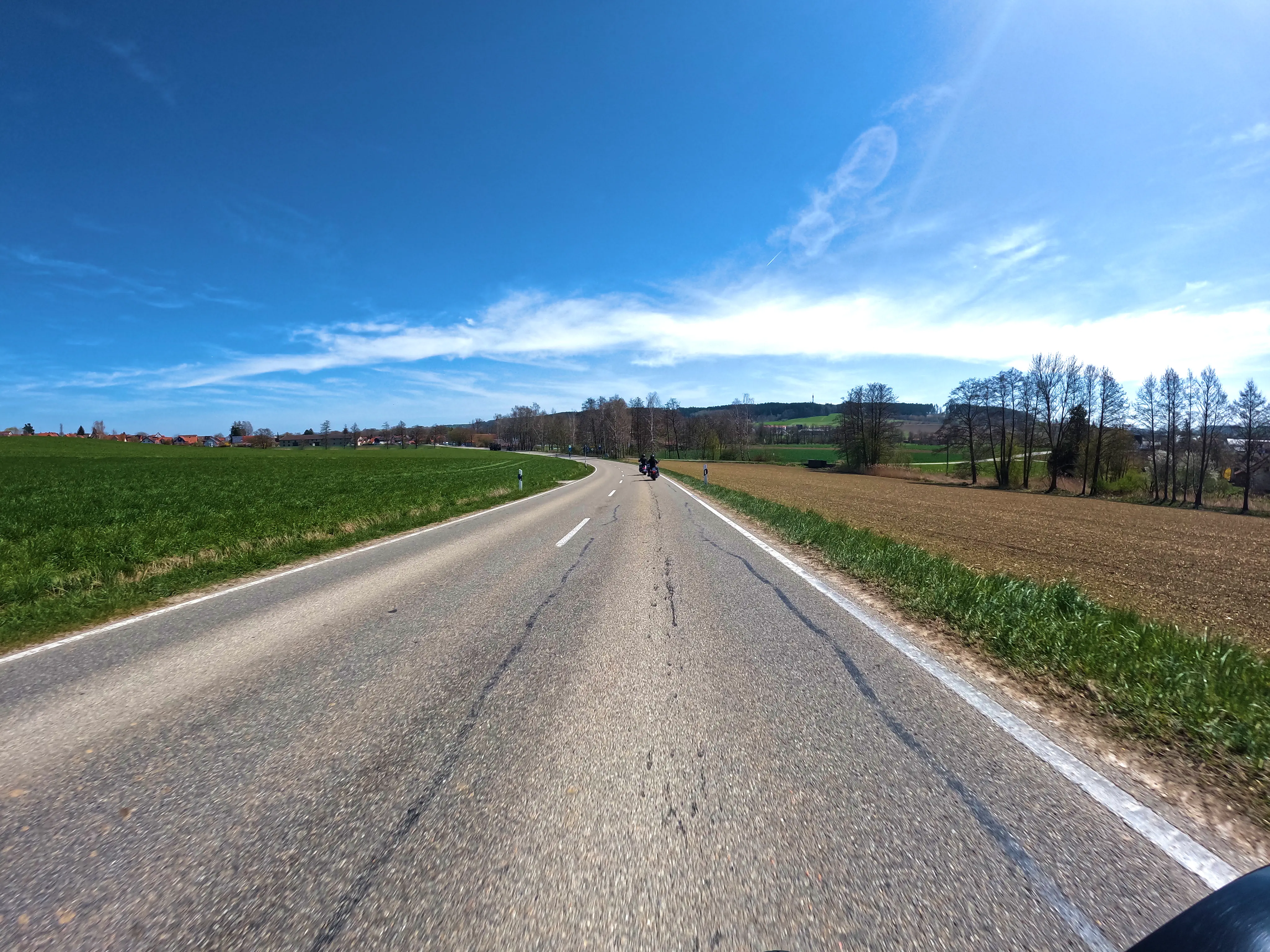 Hinter 2 Harleys her