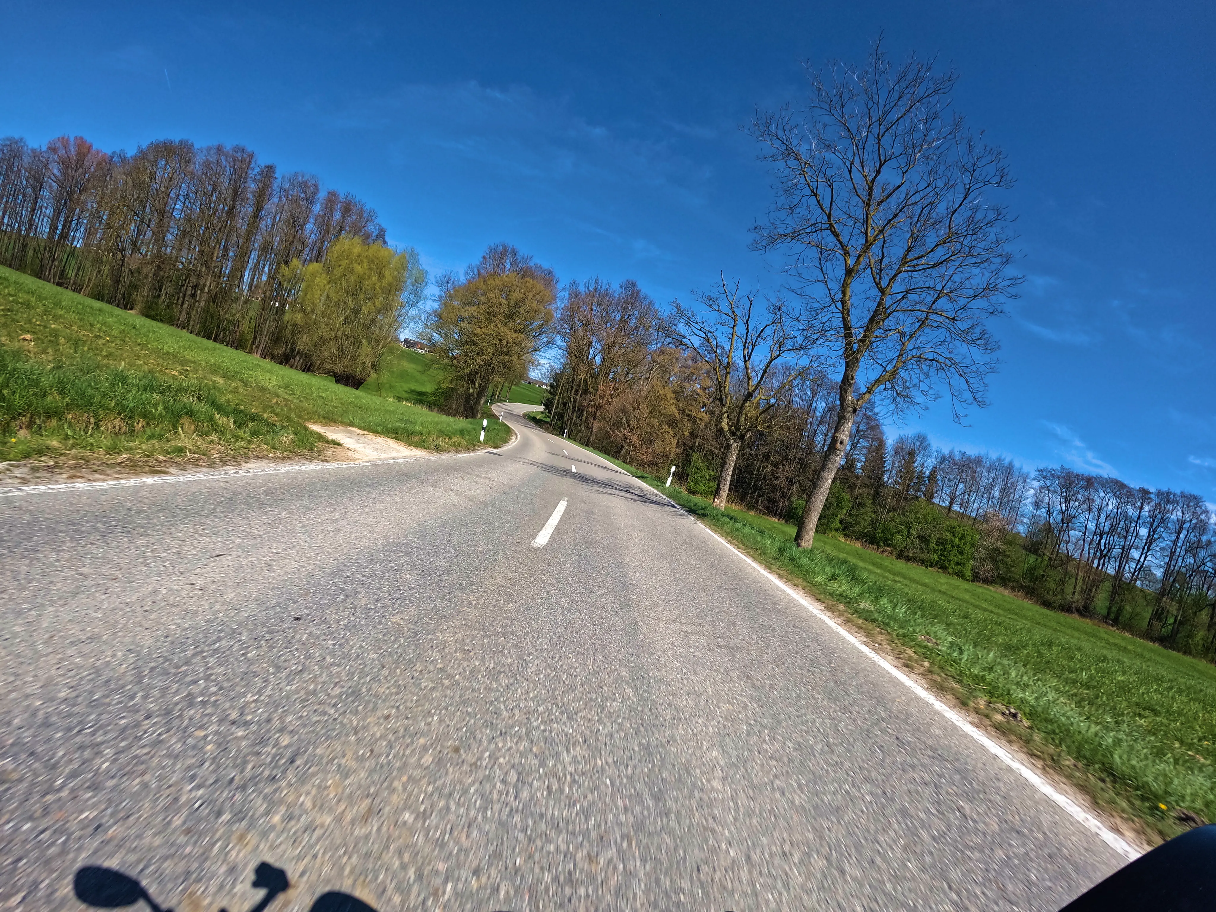 Sanft geschwungene Landstraßen