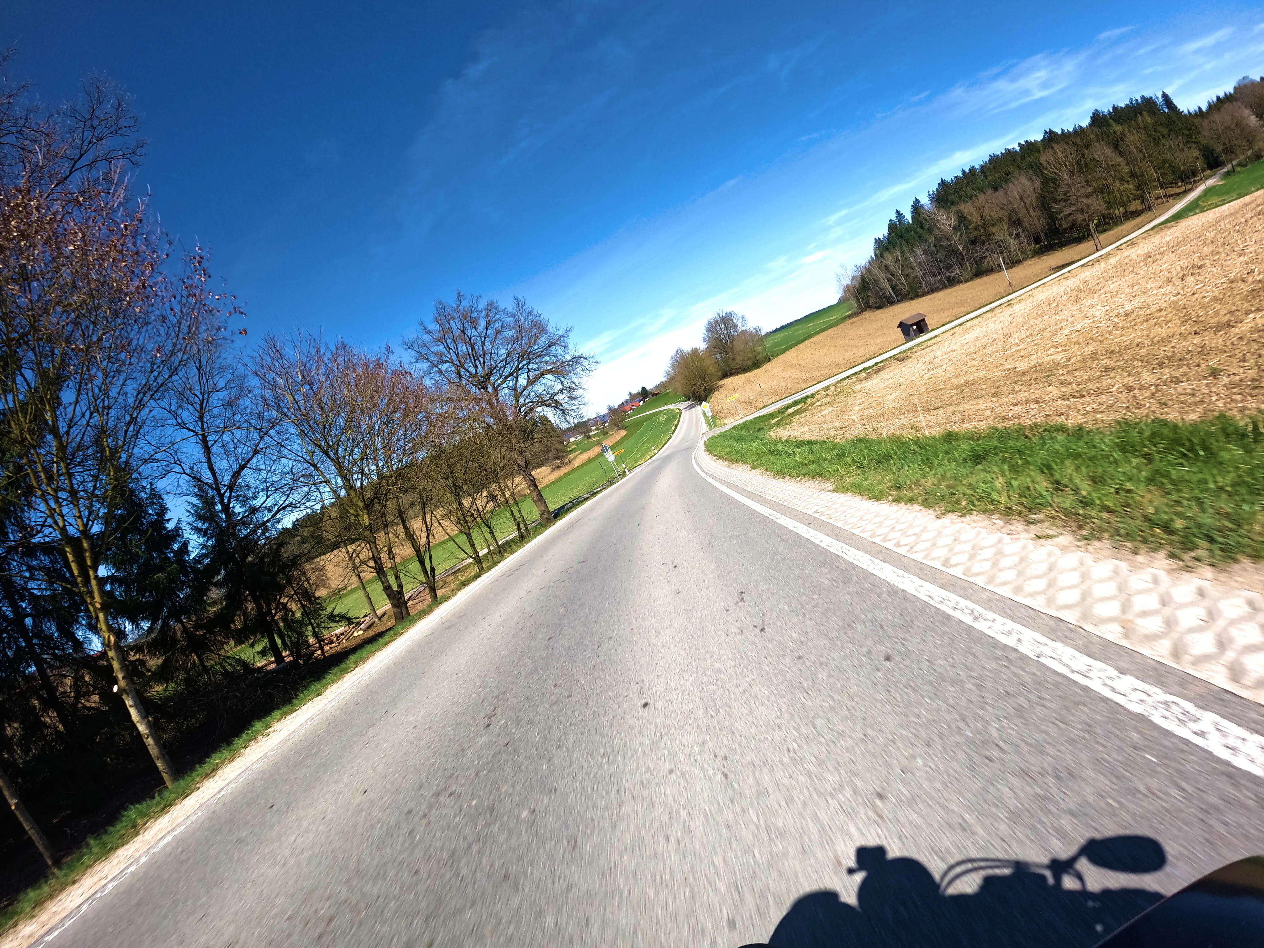 Sanft geschwungene Landstraßen