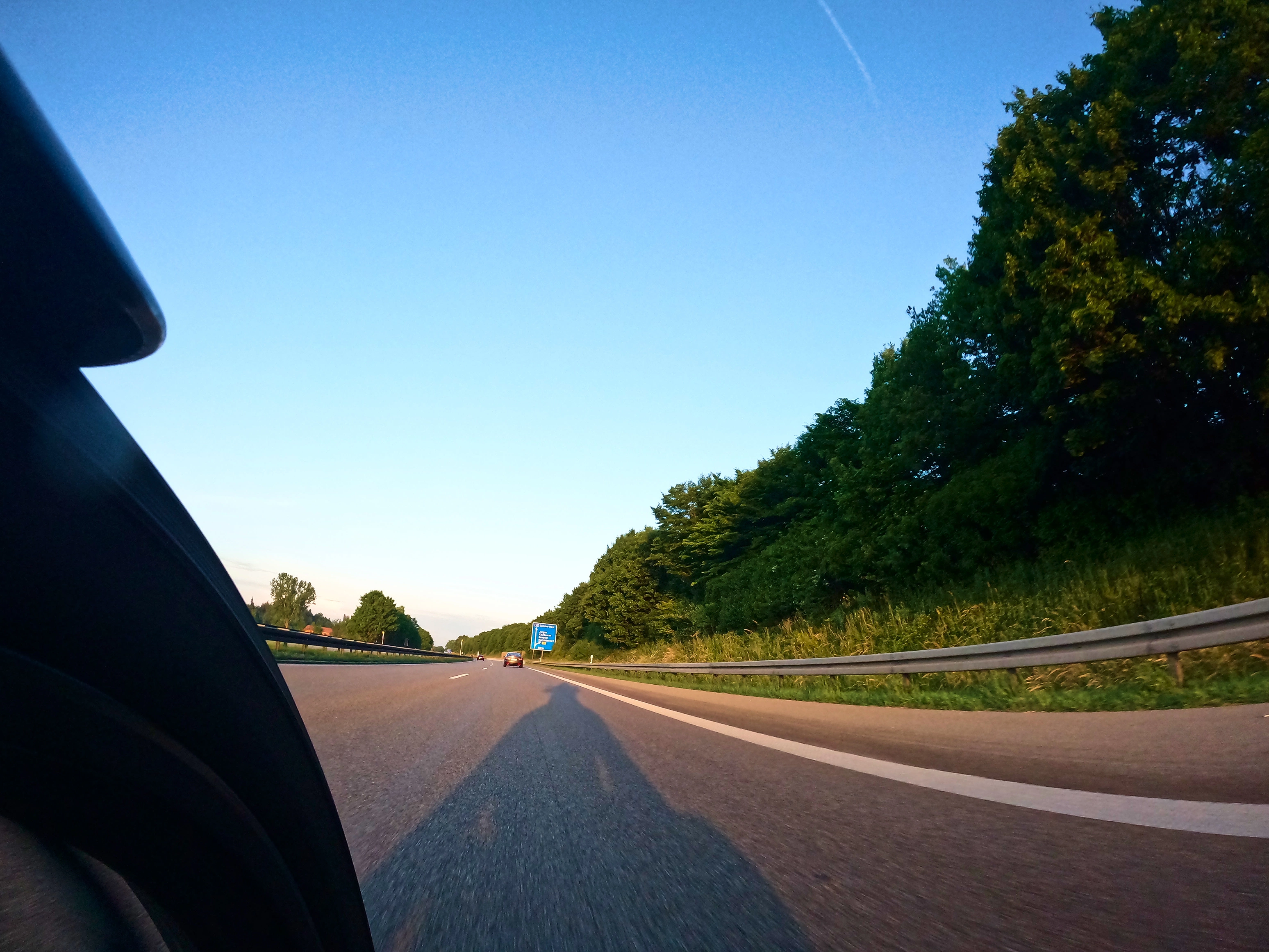 Lange Schatten voraus - morgens Richtung Westen