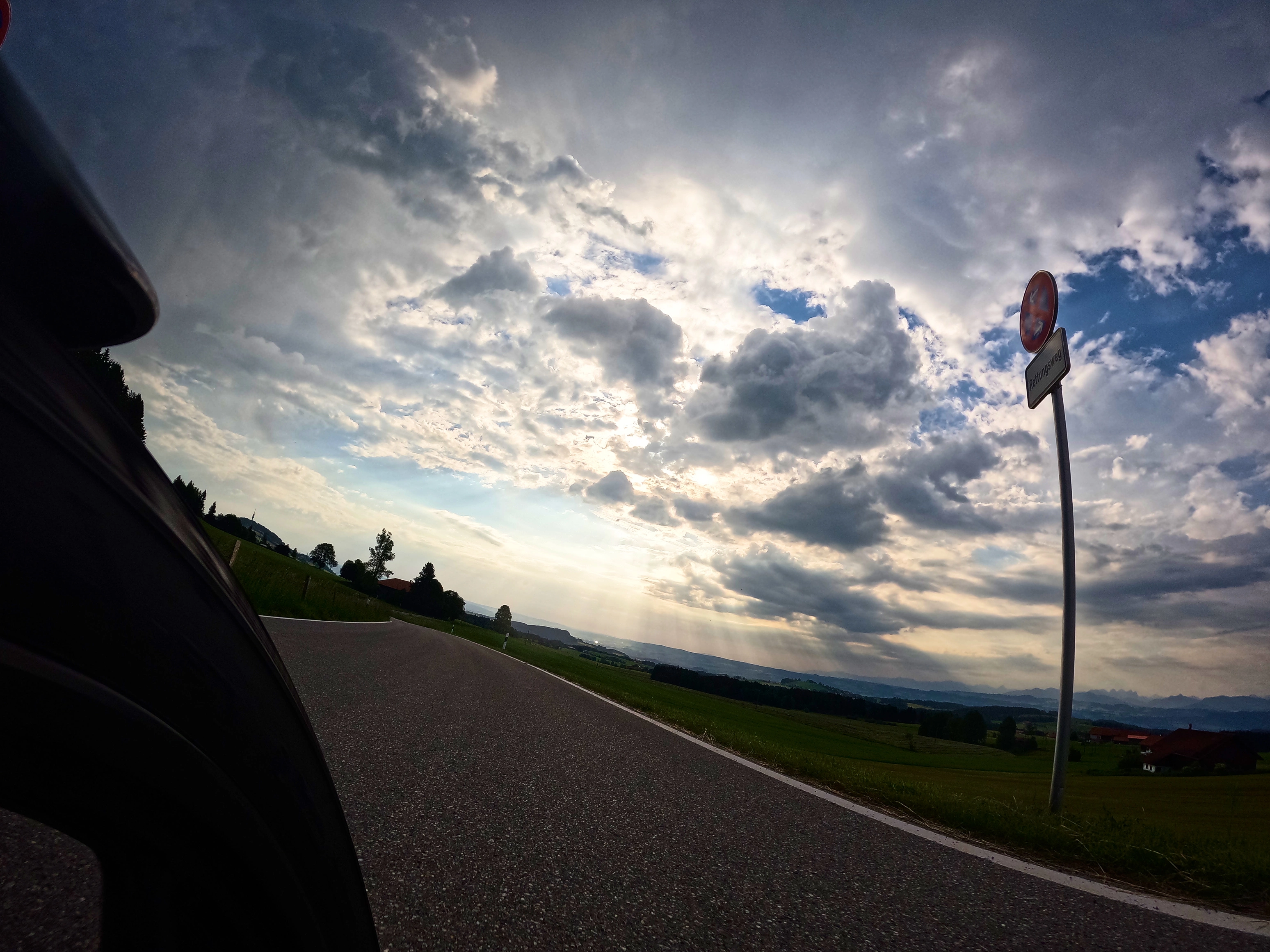 &hellip; und rechts im Süden regnet es bereits