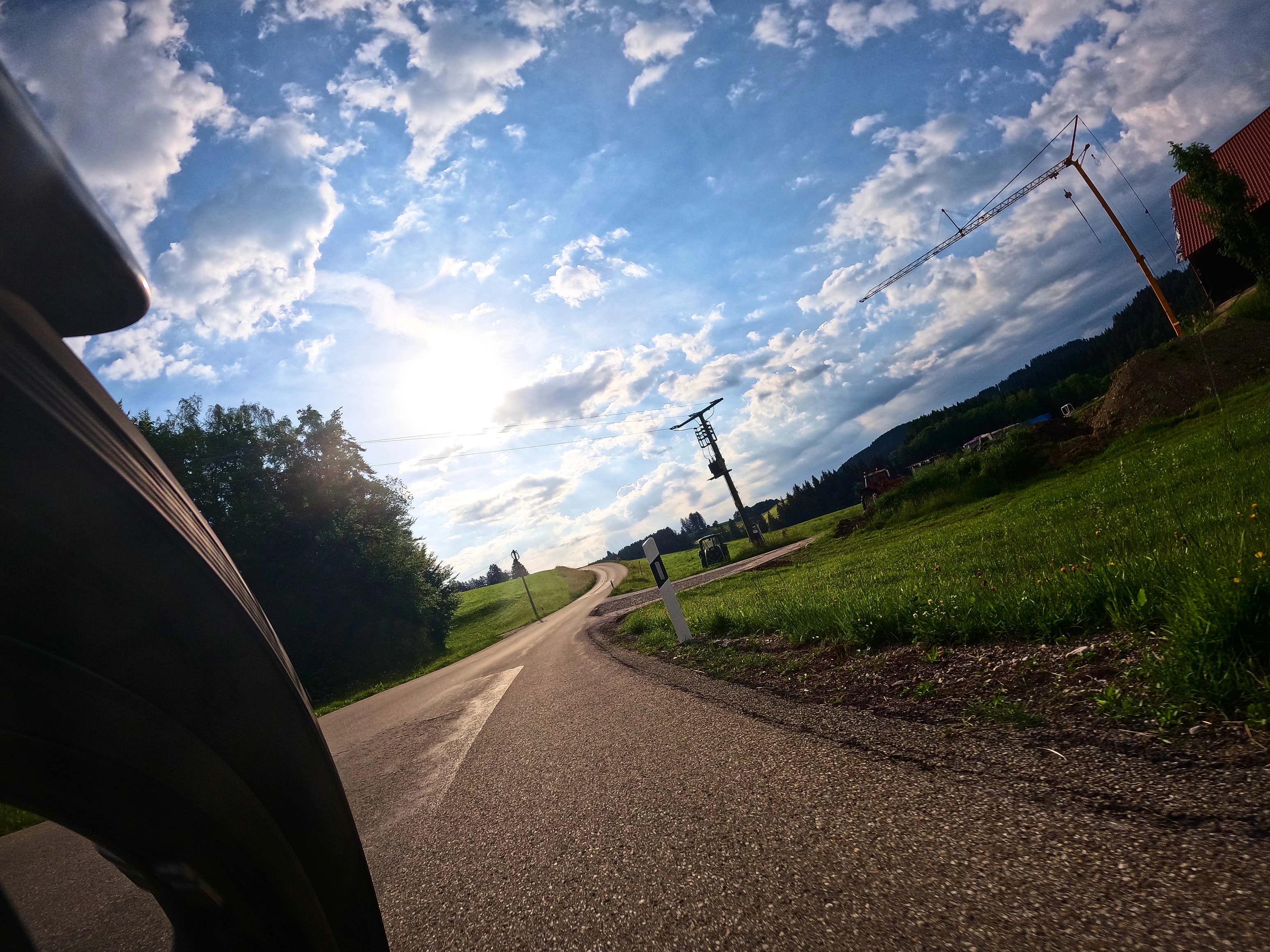 Auf schmalen Straßen der Sonne entgegen