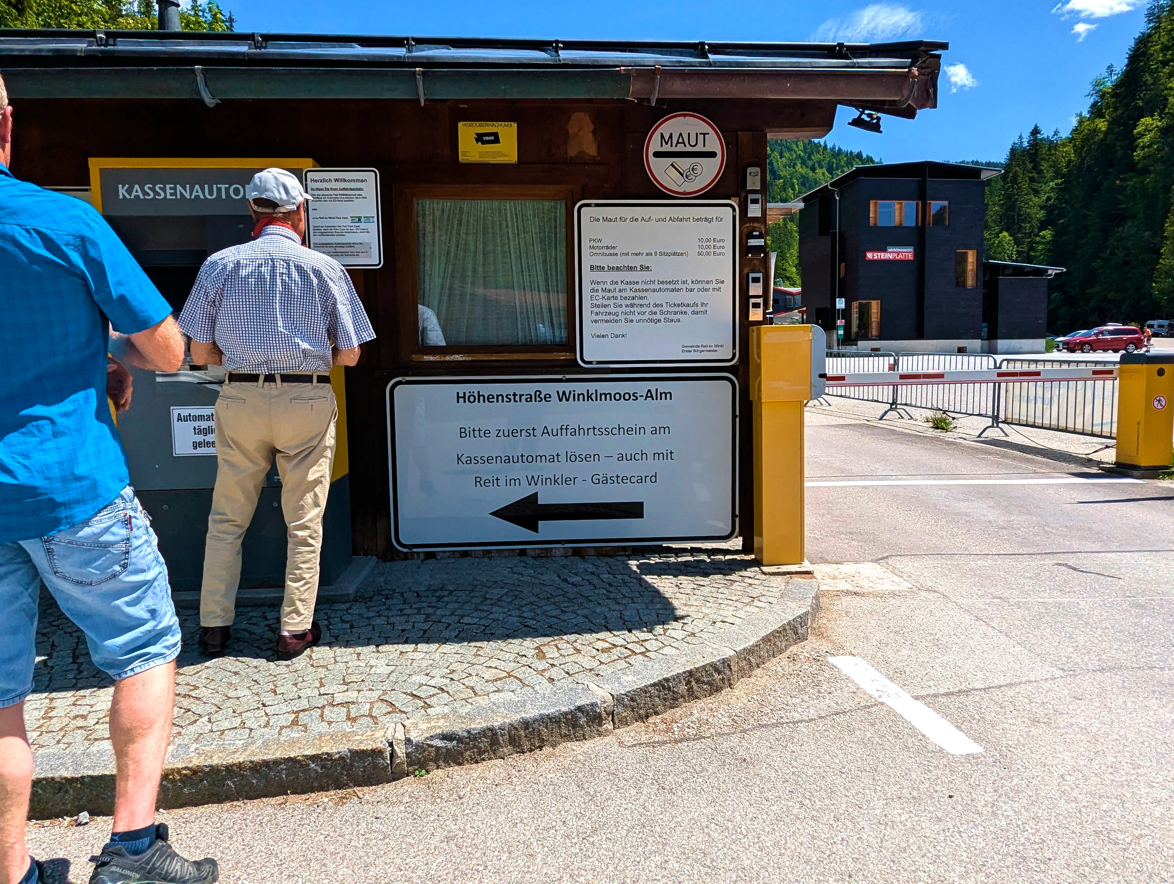 Stau am Mautautomat