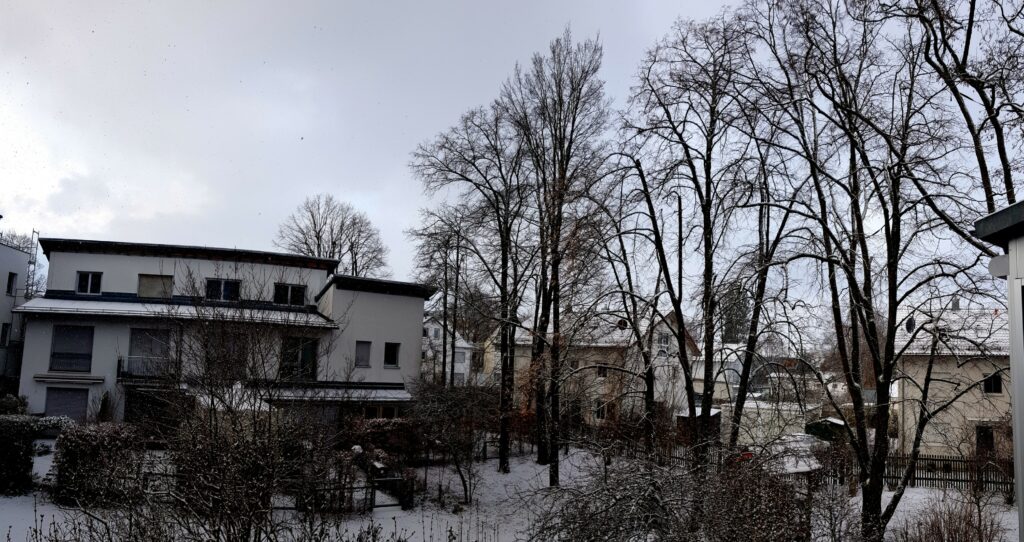 Schnee inklusive leichtem Schneefall, der auf dem Bild nur schwer zu erkennen ist.