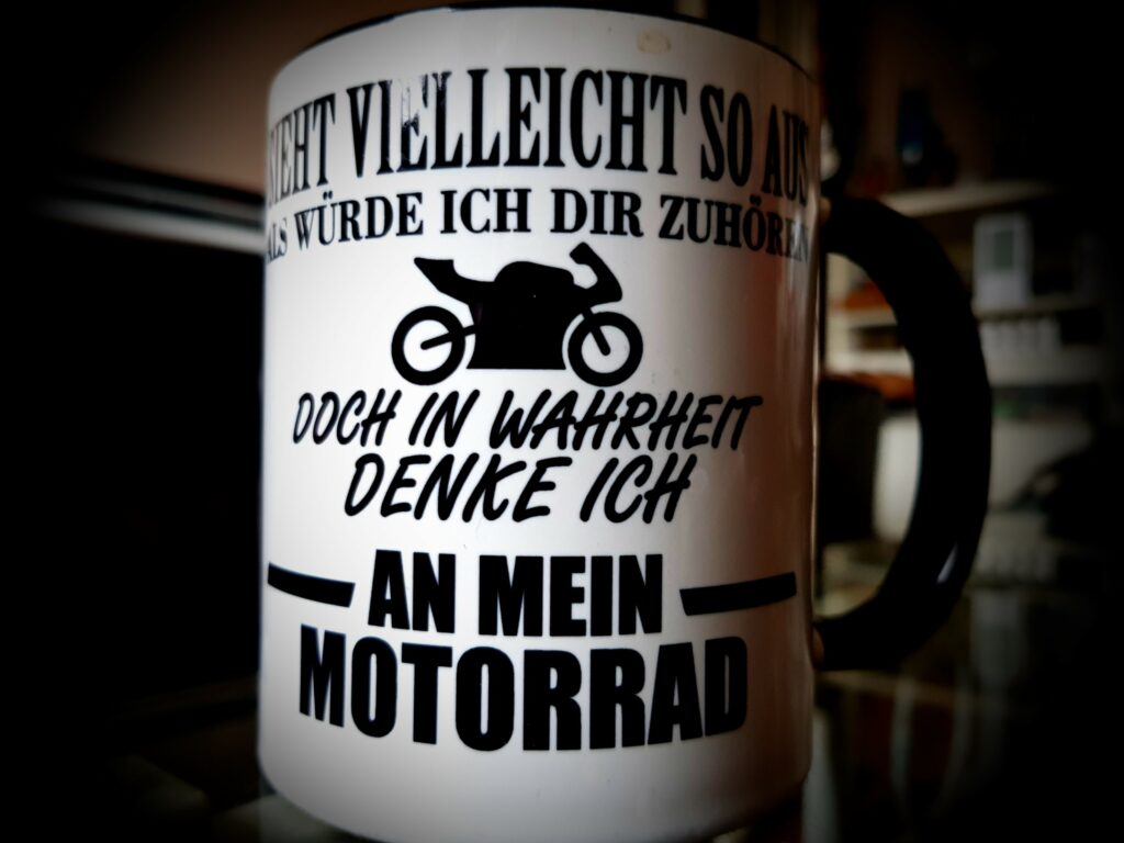 Sieht vielleicht so aus, als würde ich Dir zuhören. Doch in Wahrheit denke ich an mein Motorrad.