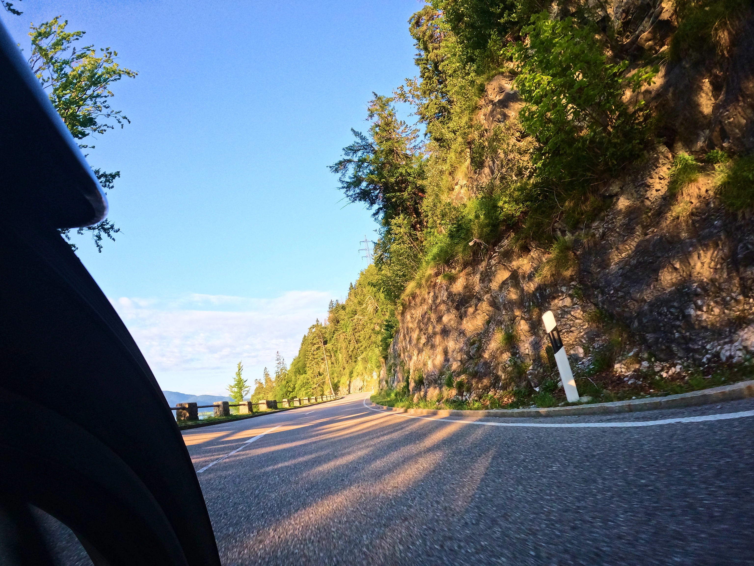 Links: Walchensee, Rest des Bildes: Fahrspaß