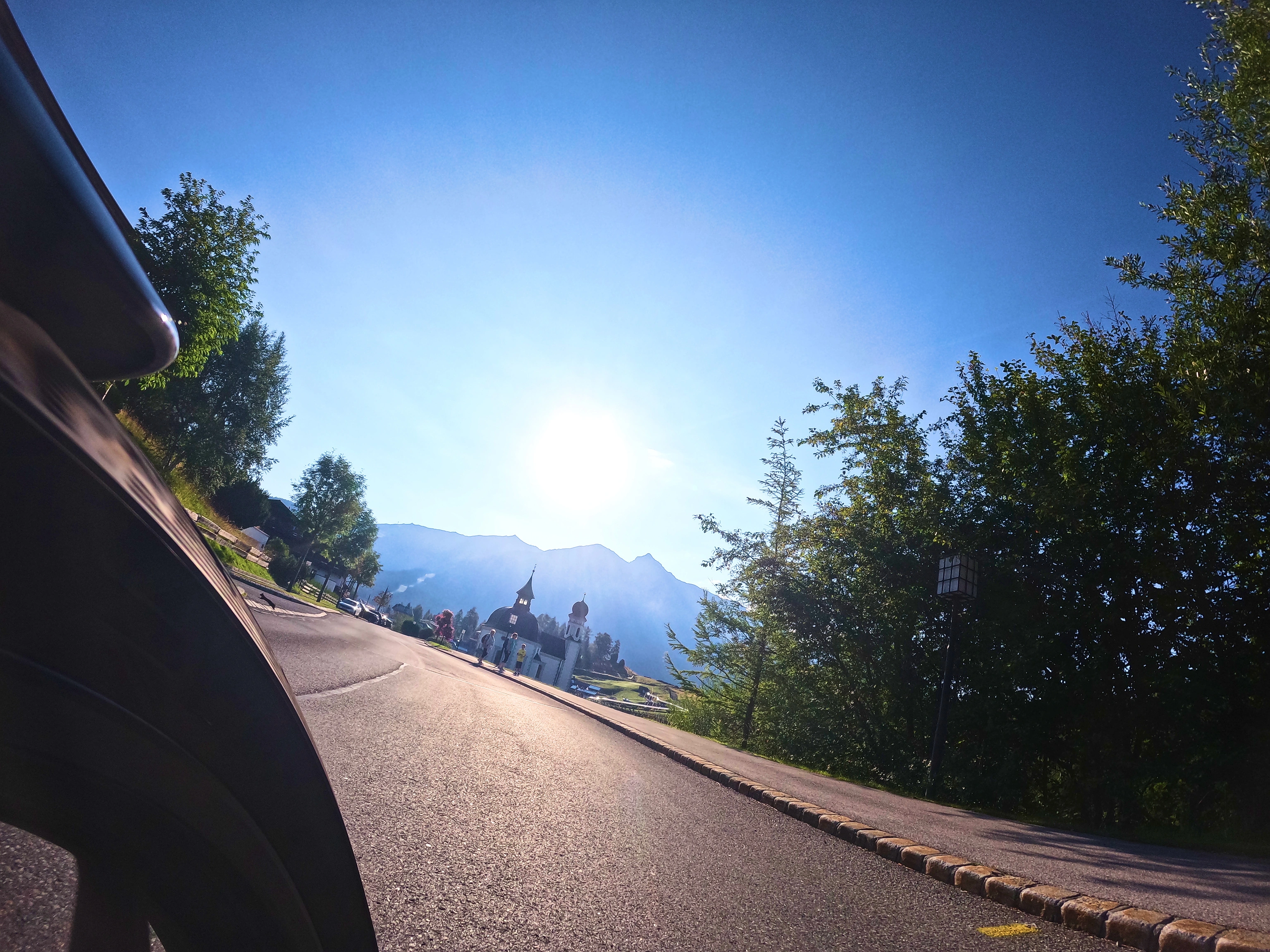 Links im Bild, knapp über dem Vorderrad: Eichhörnchen