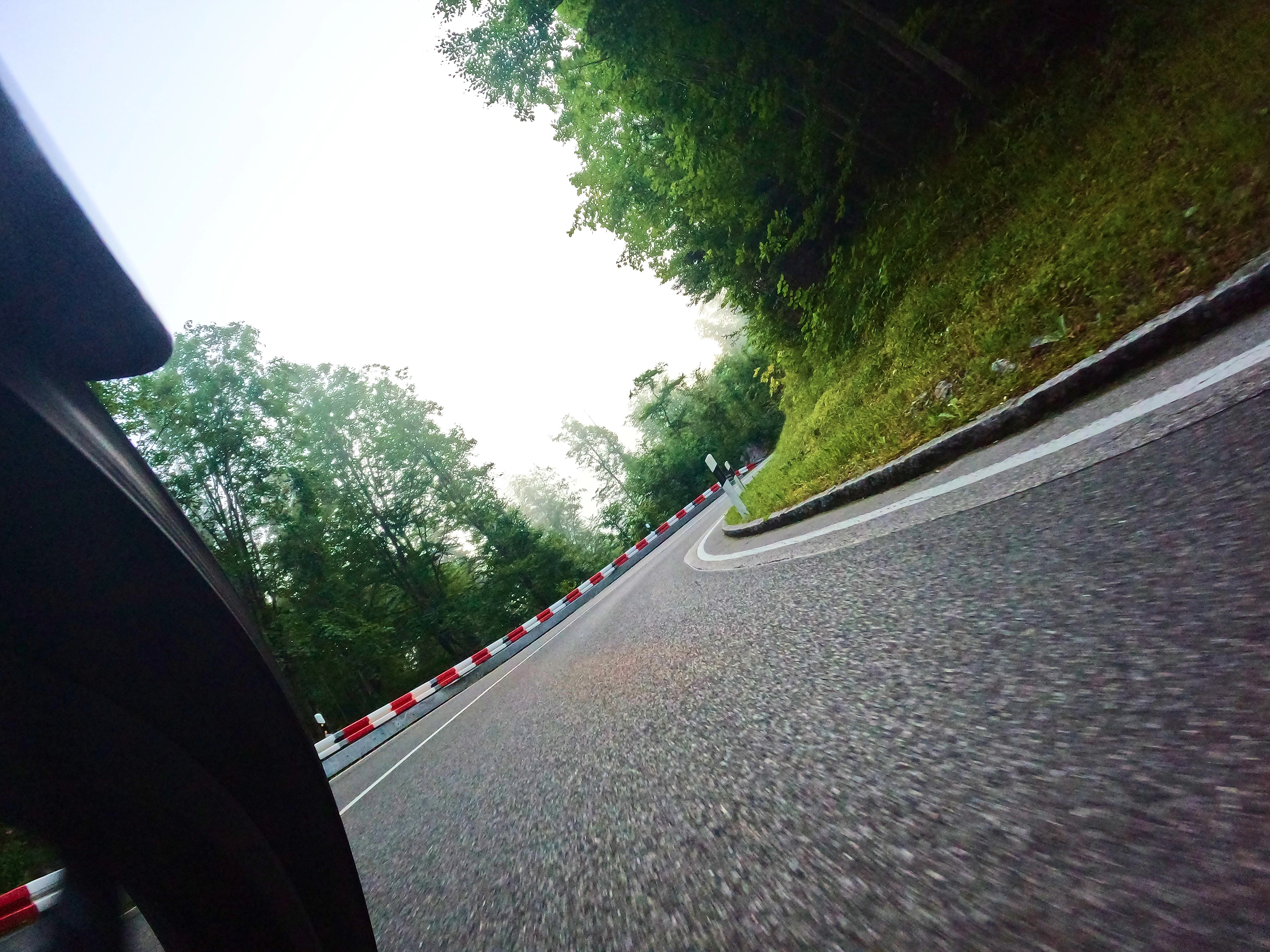 Kurve rot-weiß bedeutet Fahrspaß