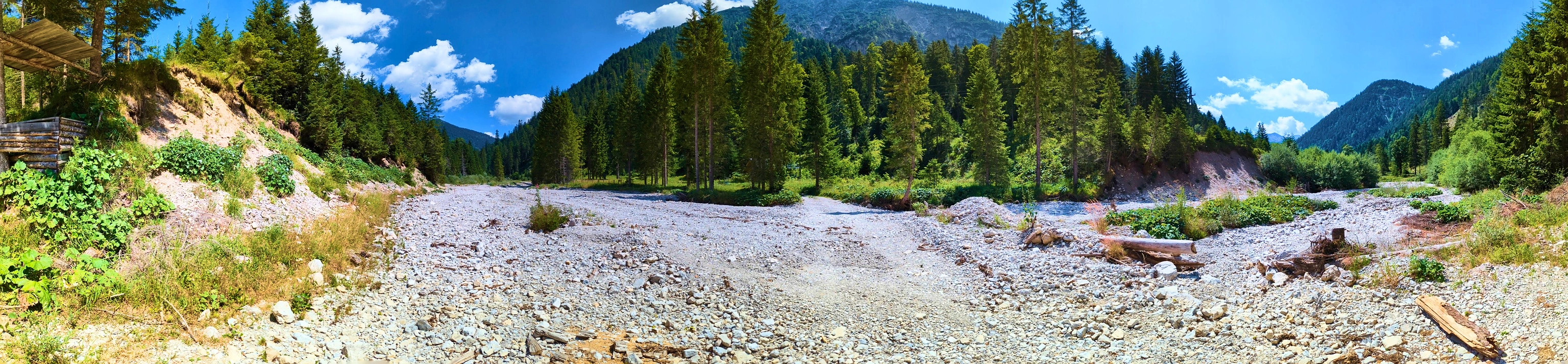 Karger, trockener Flußlauf