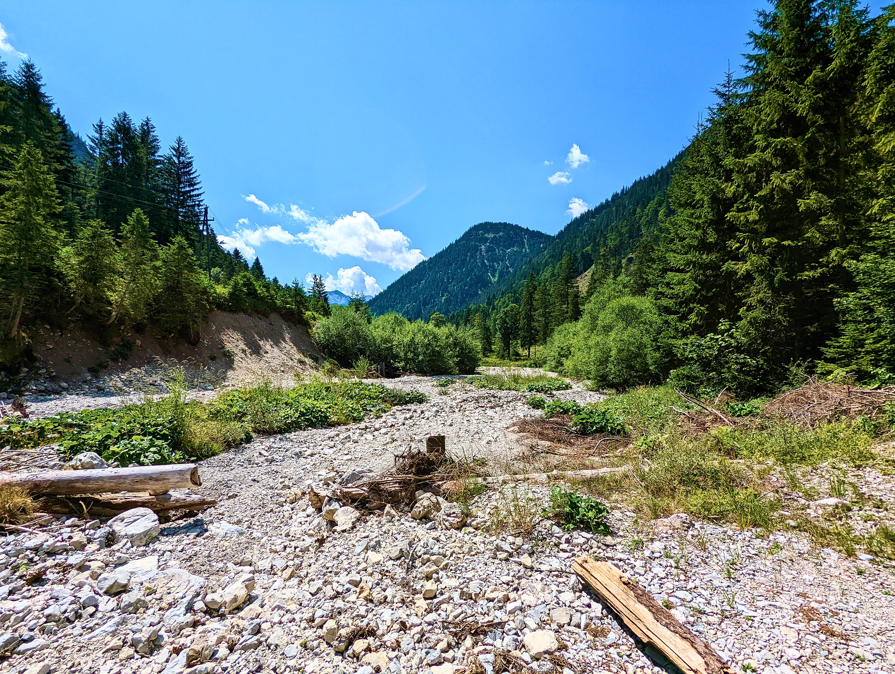 Karger, trockener Flußlauf