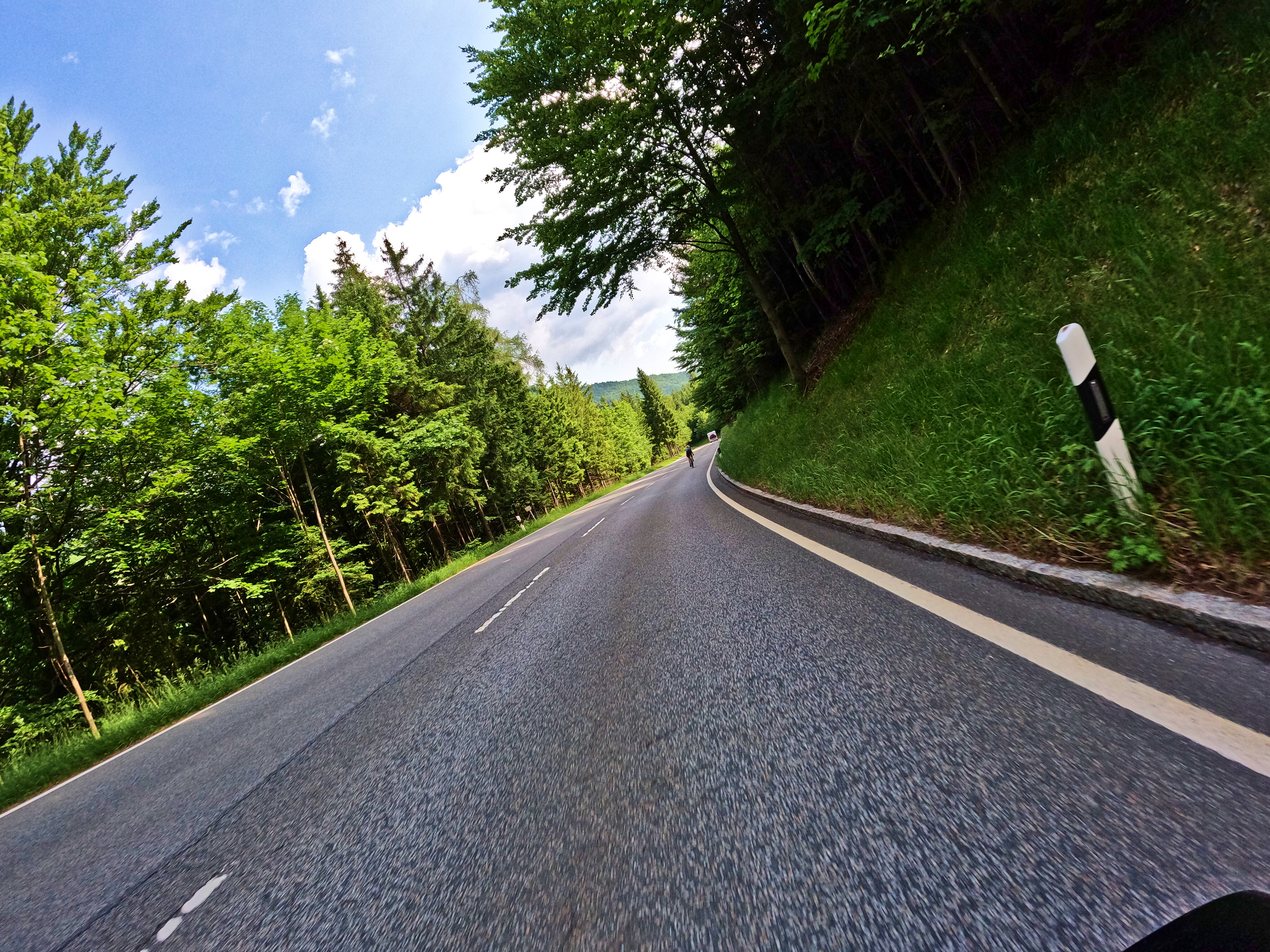 Bergab, Radfahrer und &hellip;