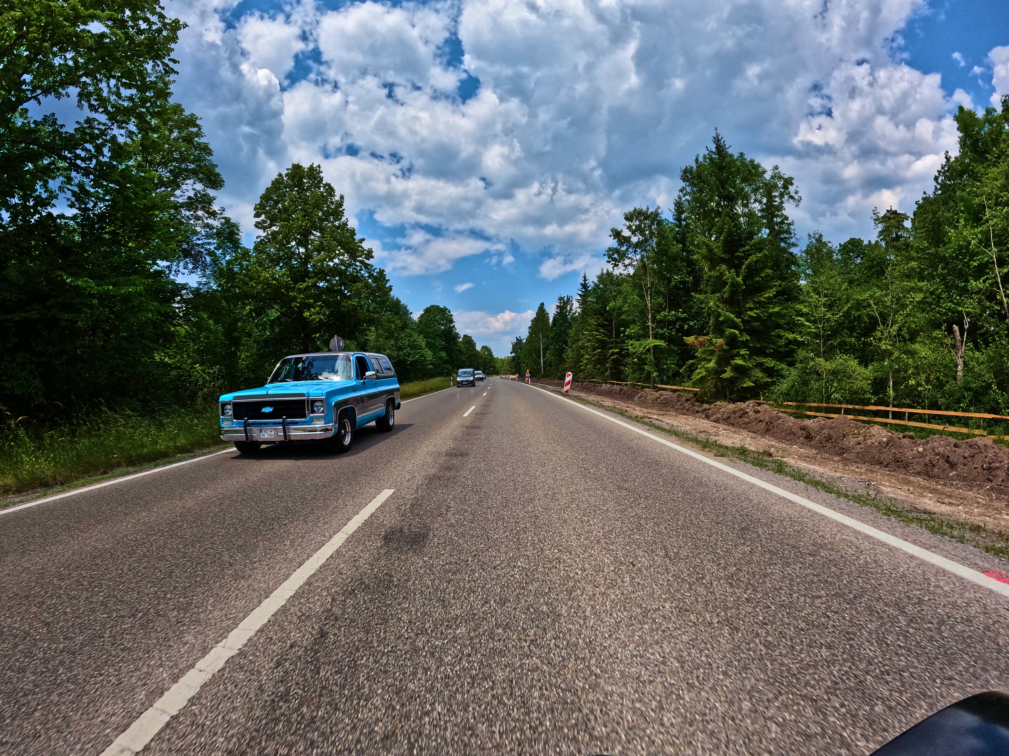 &hellip; vorbei an alten Autos &hellip;