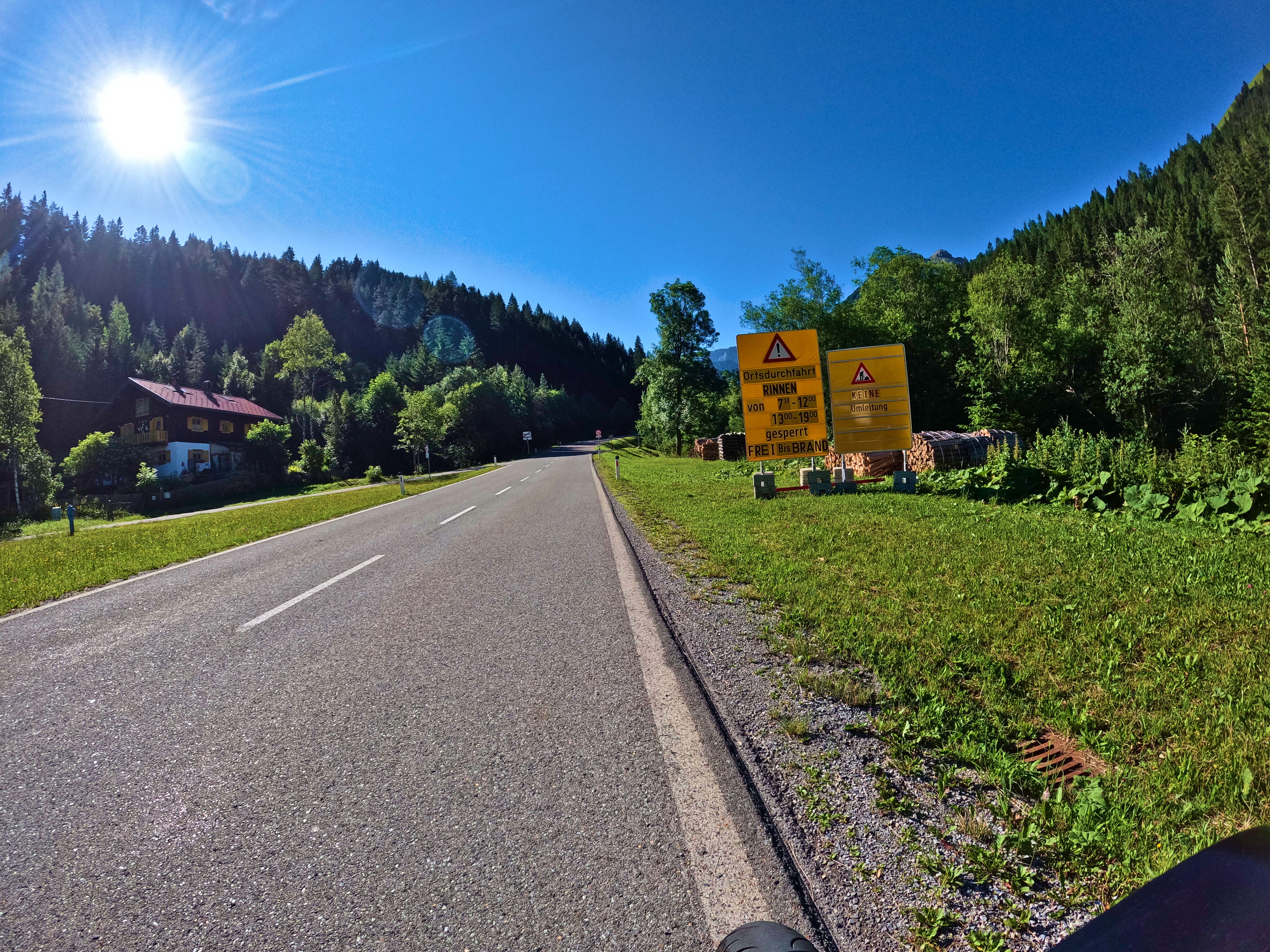Beschilderung unklar (Schild auf der Gegenseite)