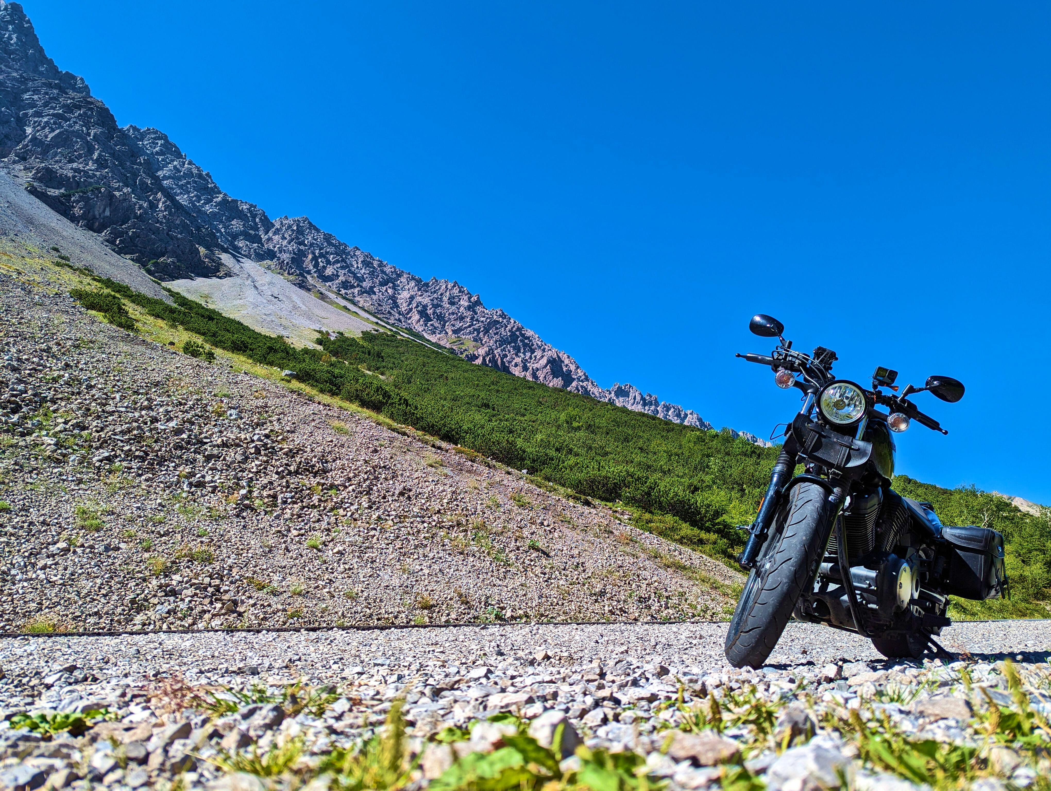 Die Bolt inmitten von Geröllfeldern
