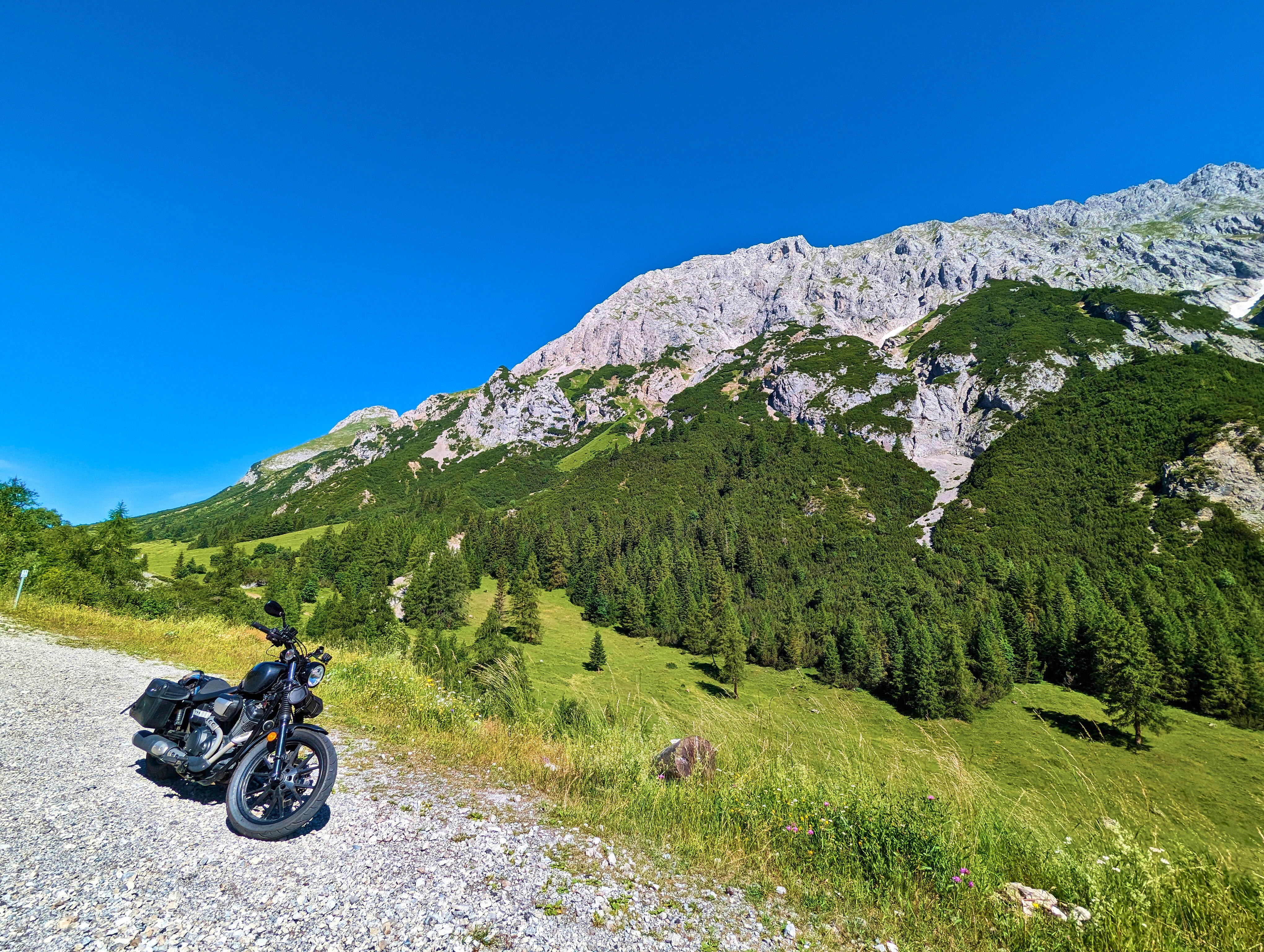 Blauer Himmel und viel Berge