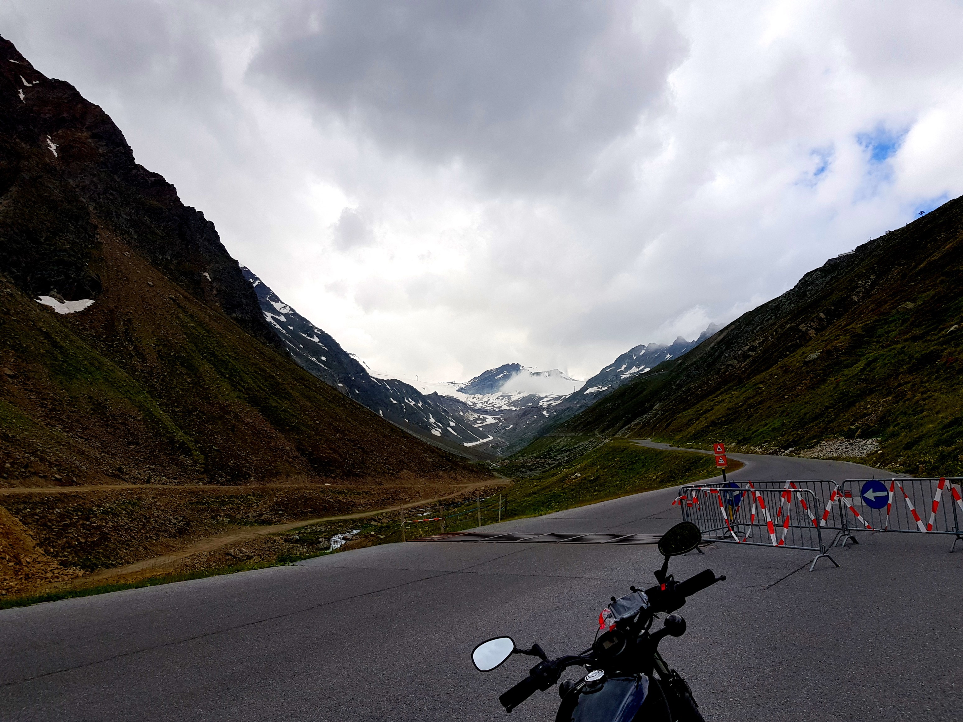 Die Ötztaler Gletscherstraße wieder runtergefahren, nochmal ein Blick nach oben.