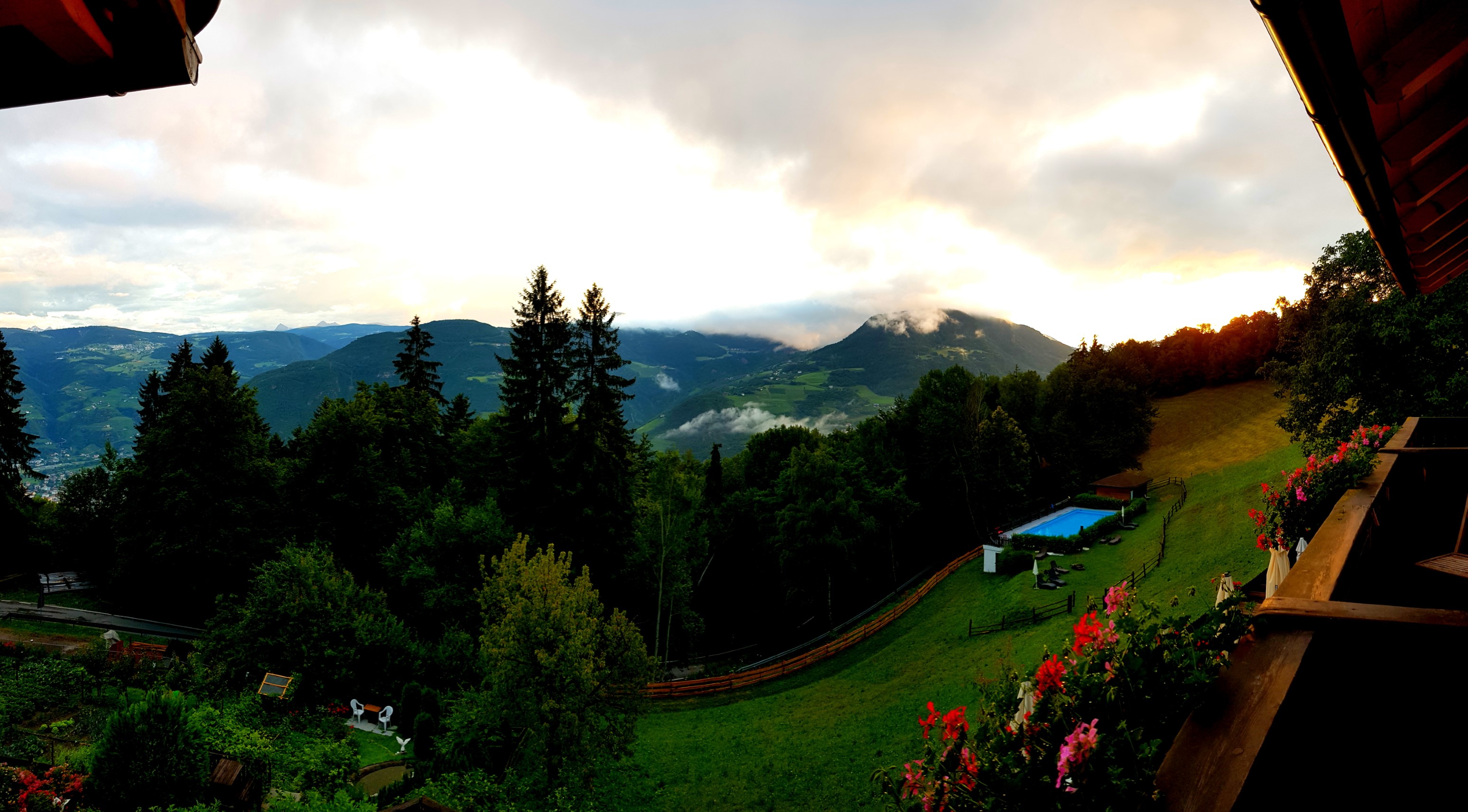 Der Blick von meinem Balkom um kurz vor sechs Uhr morgens. Traumhaft!