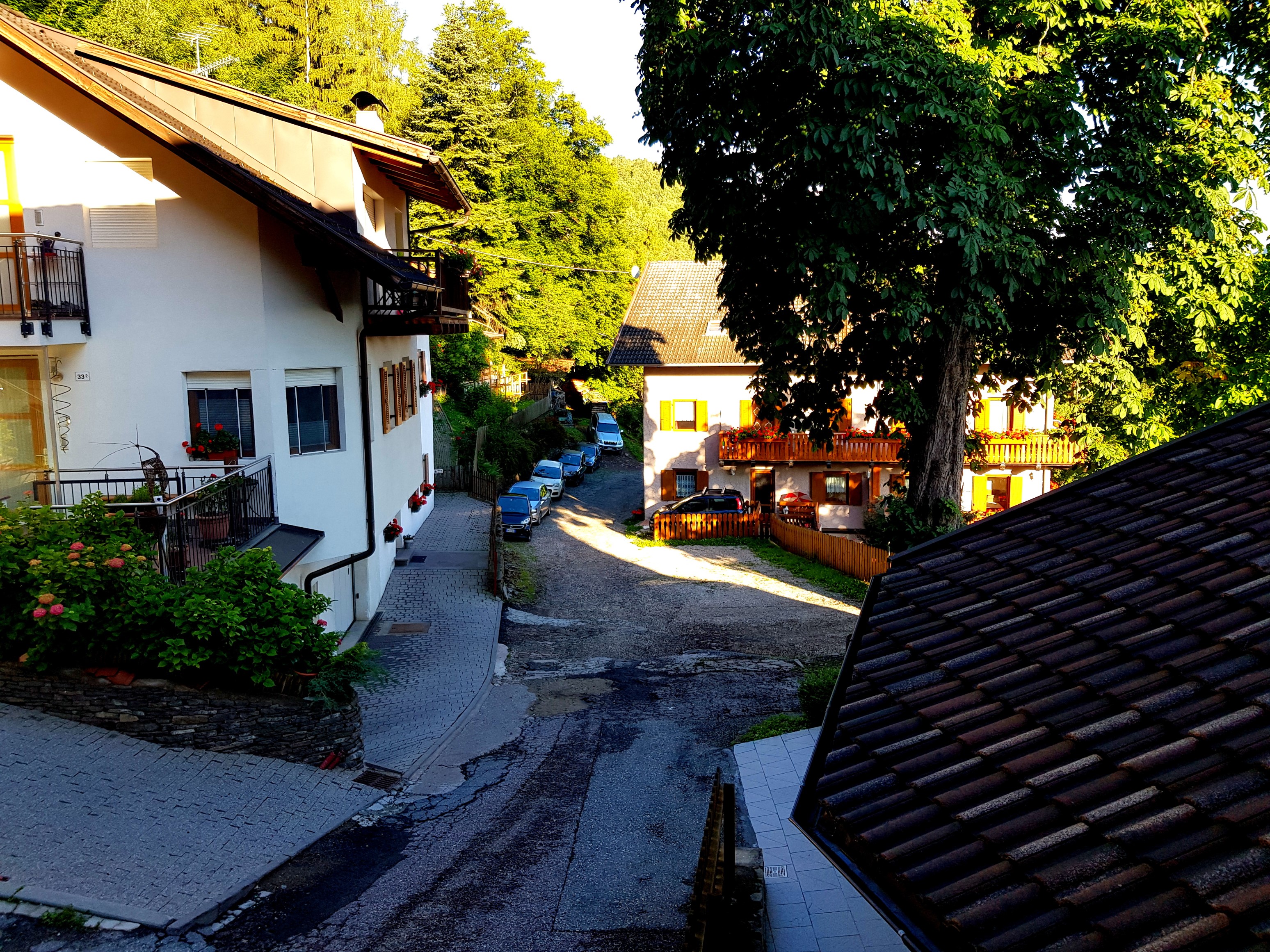 Weg von der Straße zum Hotel bzw. vom Hotel zur Straße