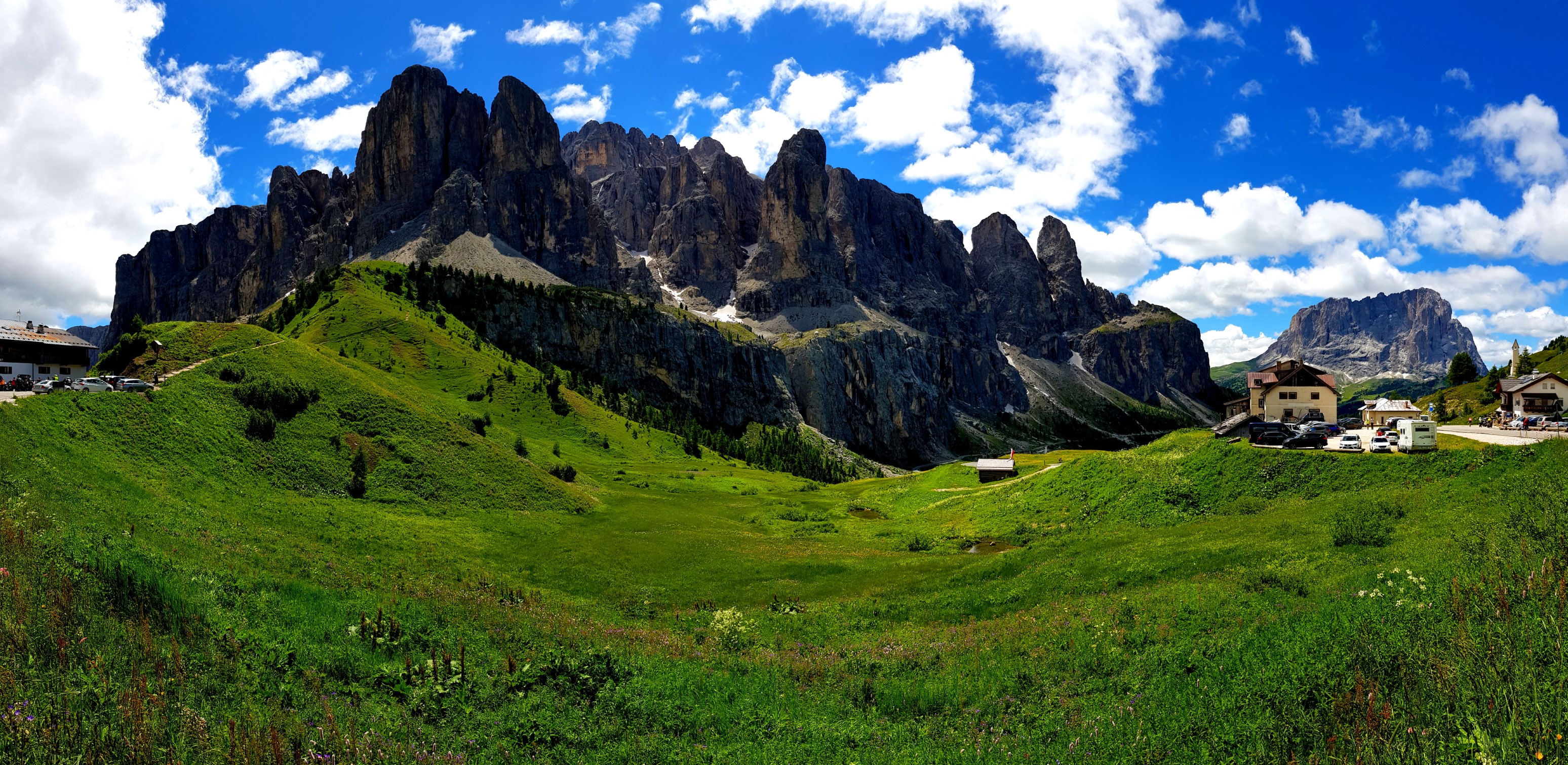 Blick vom Grödnerjoch auf das gewaltige Bergmassiv