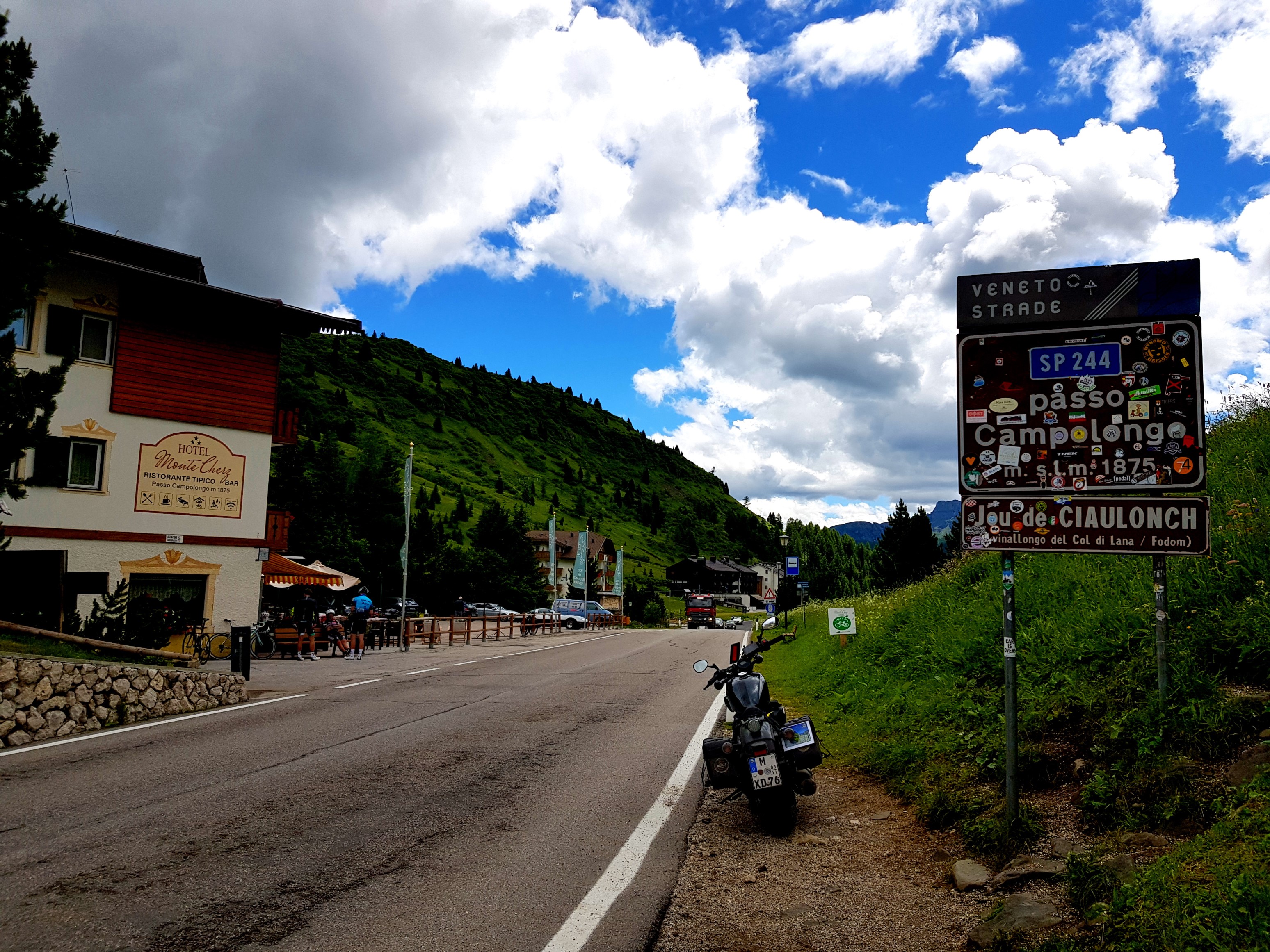 Dunkle Wolken am Passo di Campolongo