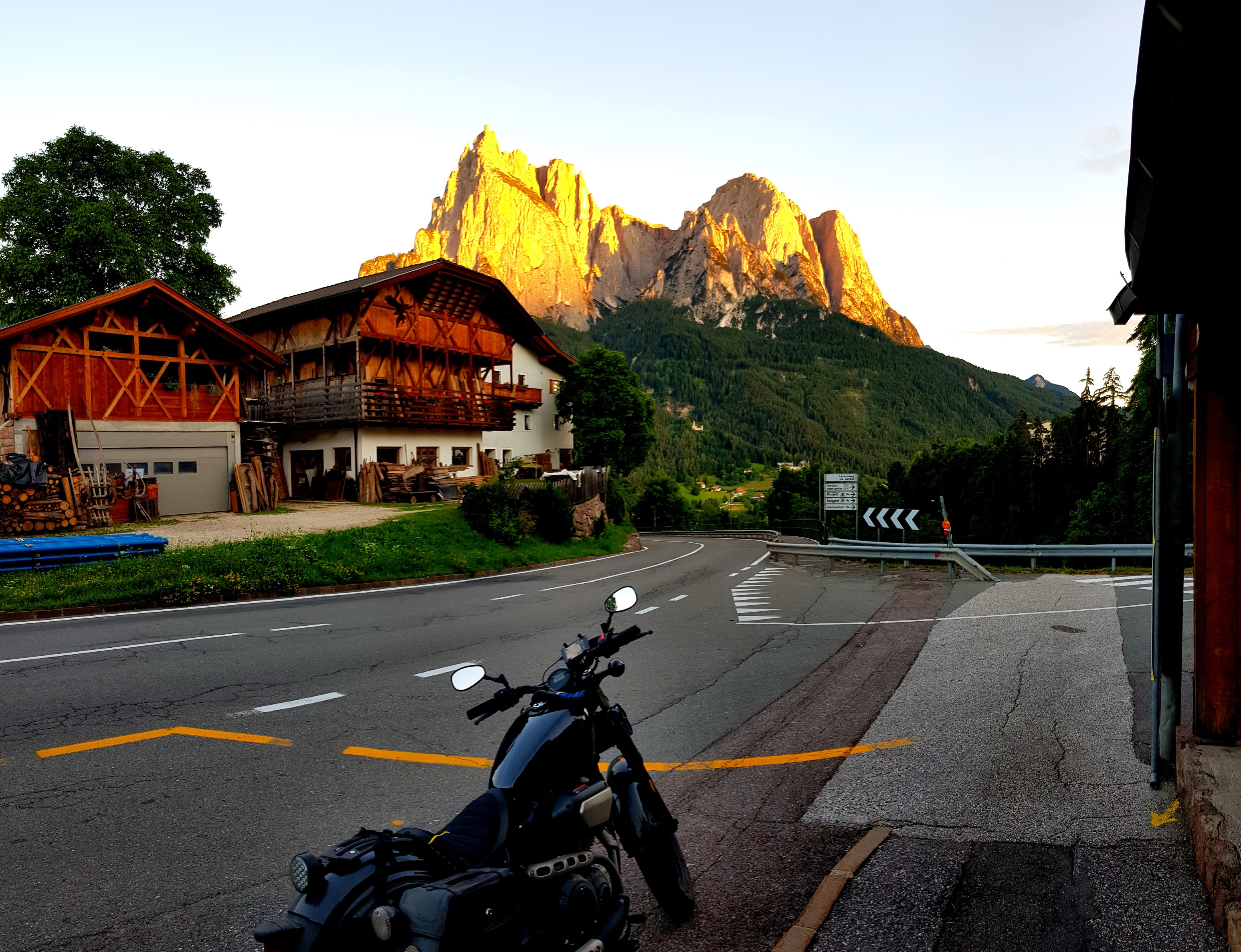 &ldquo;Bergmassiv in Abendsonne&rdquo;