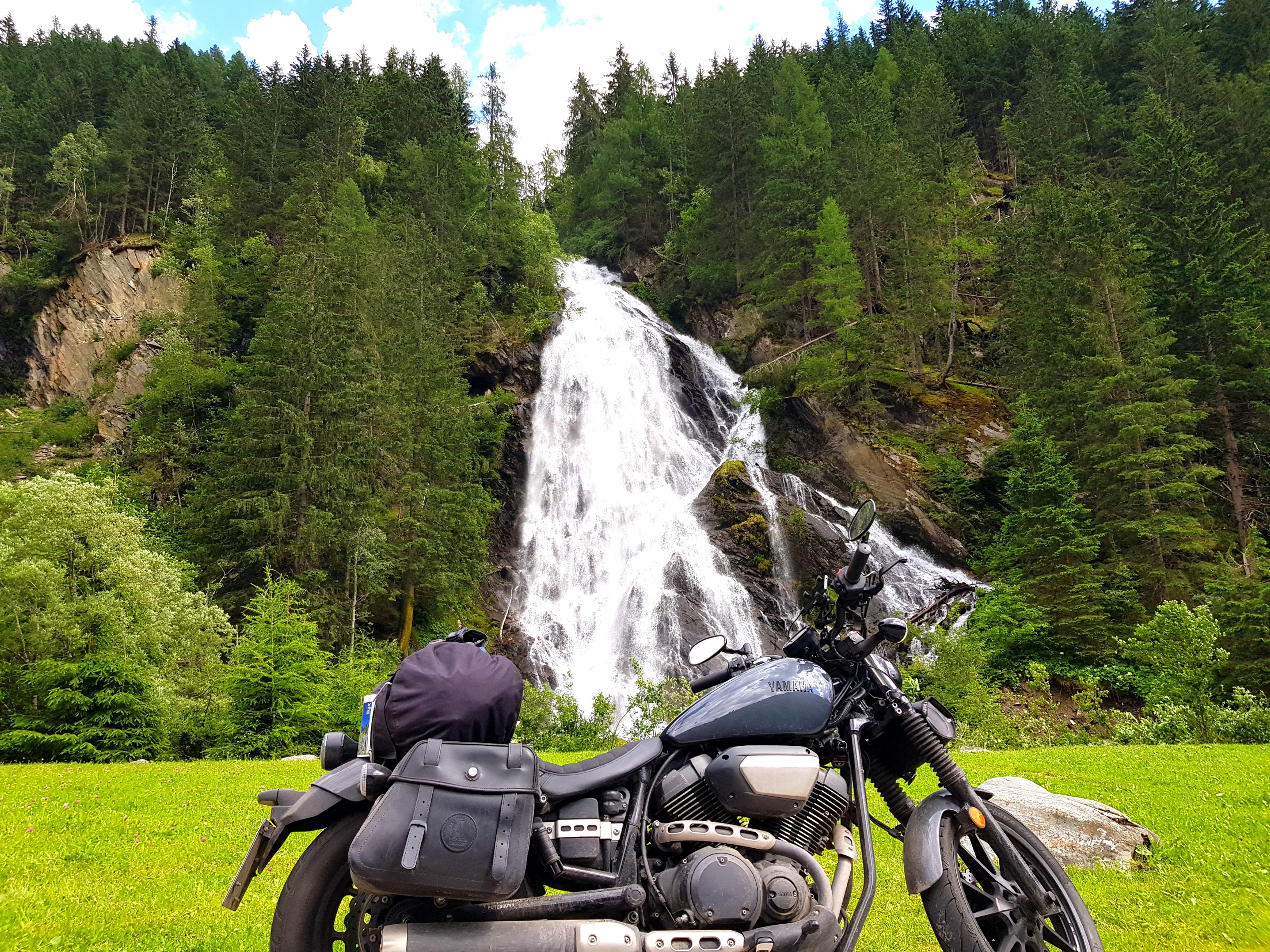 Dreckige Bolt vor Wasserfall