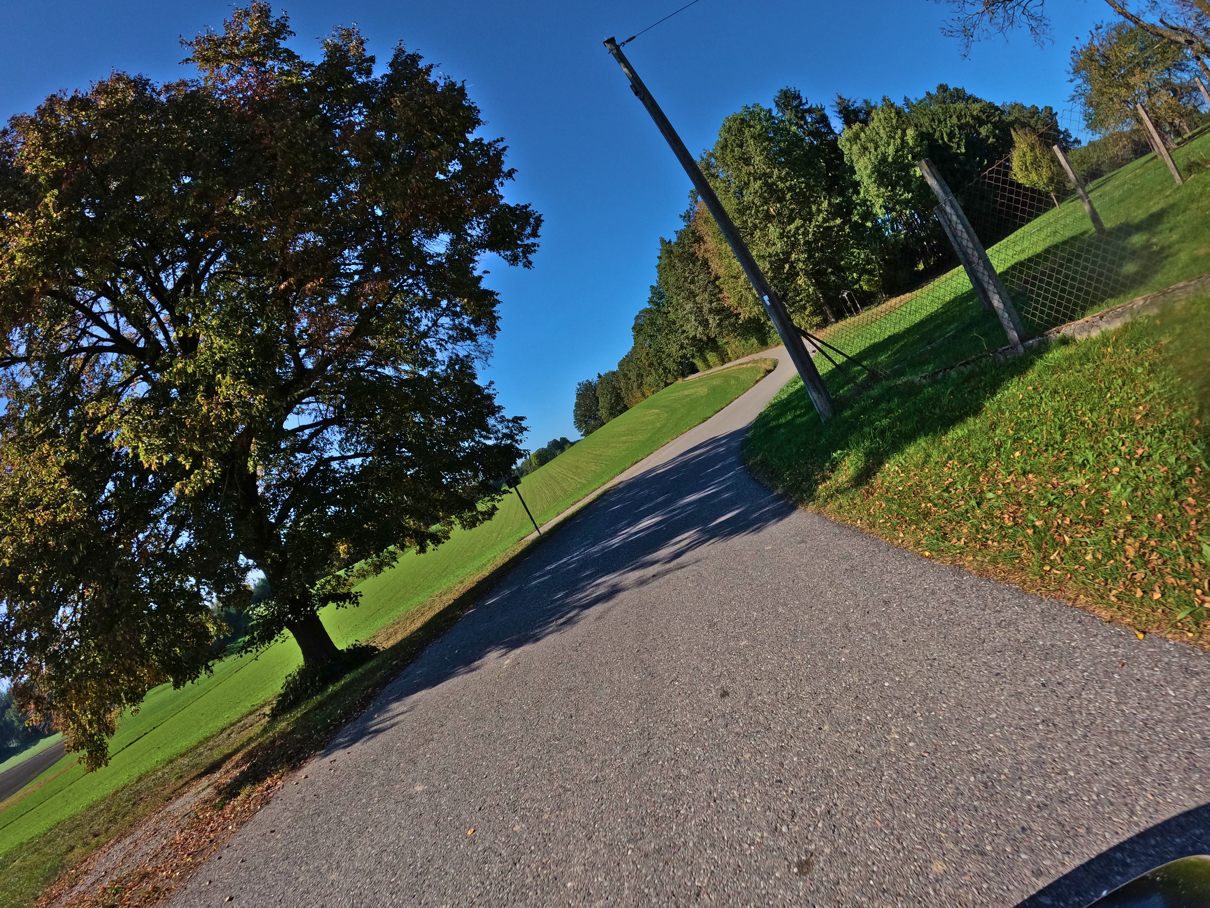 Kurvig über kleine Nebenstraßen