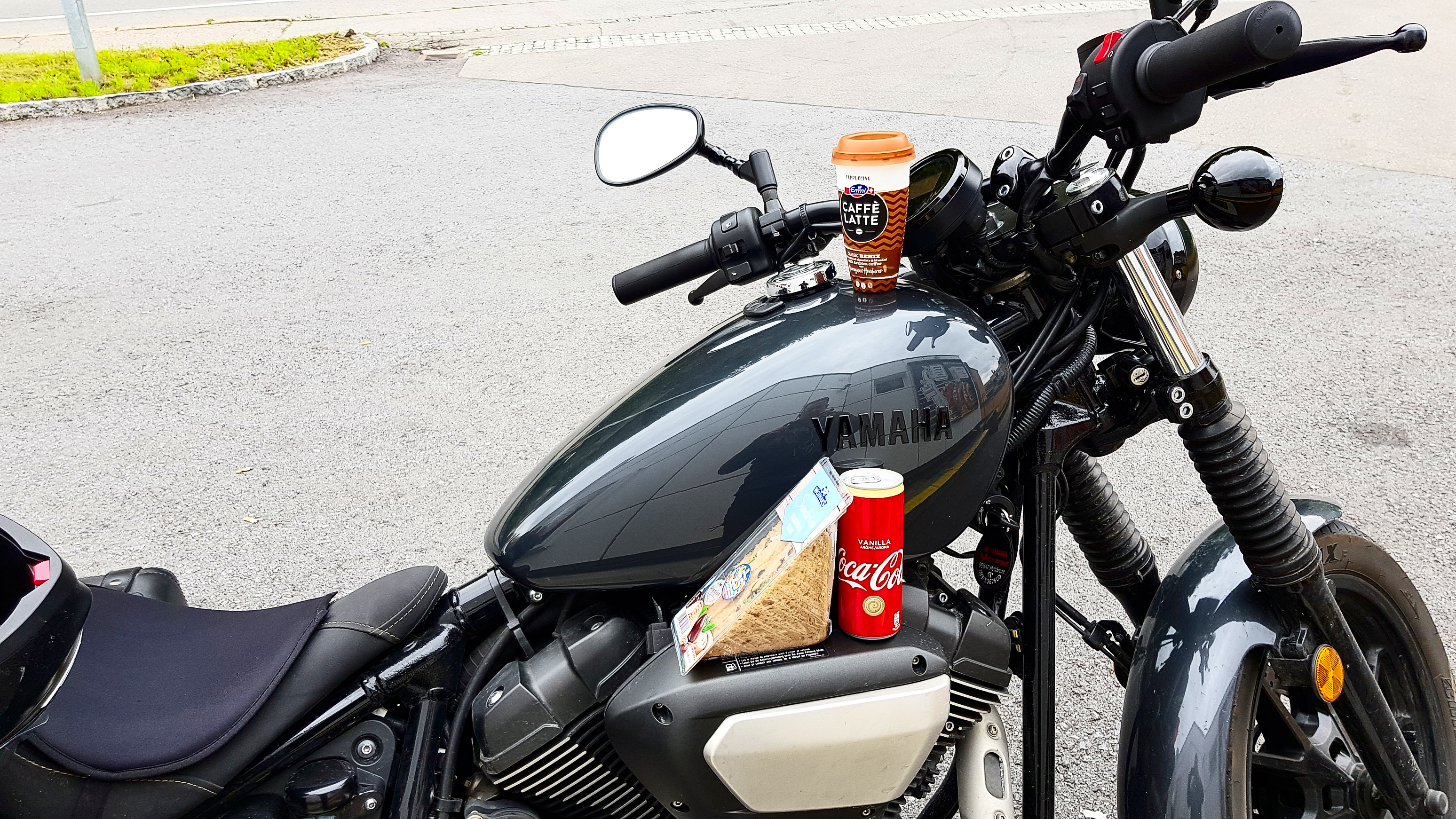 Benzin für die Bolt, Kaffe und Sandwich für den Fahrer