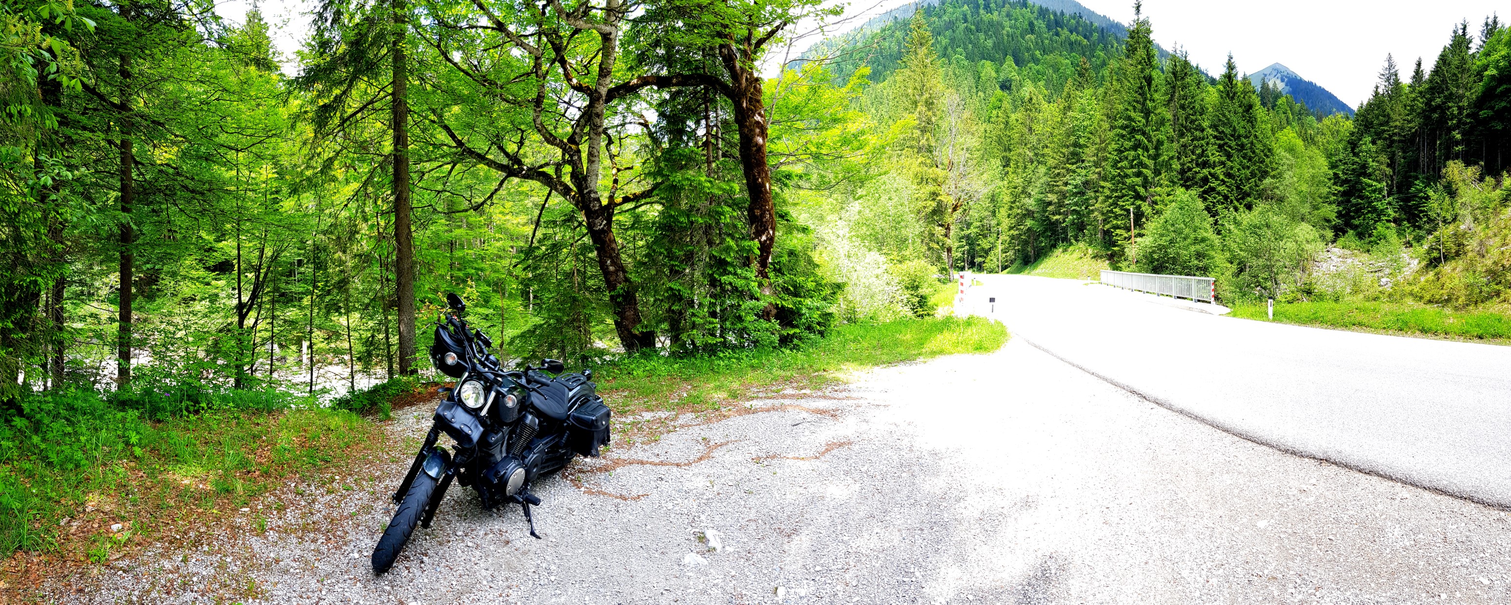 Am Rand einer Kurve geparkt&hellip;