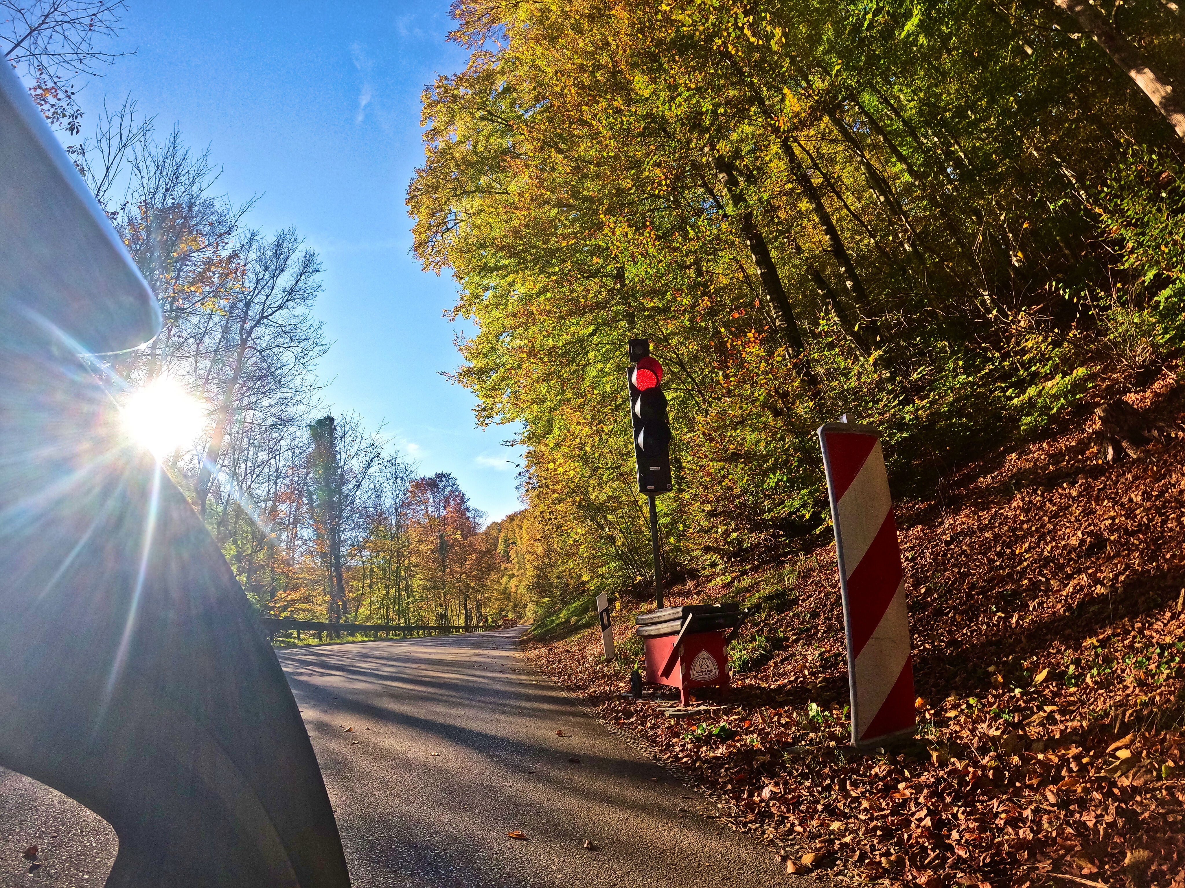 Baustellenampel, immerhin eingebettet in schönen Hintergrund