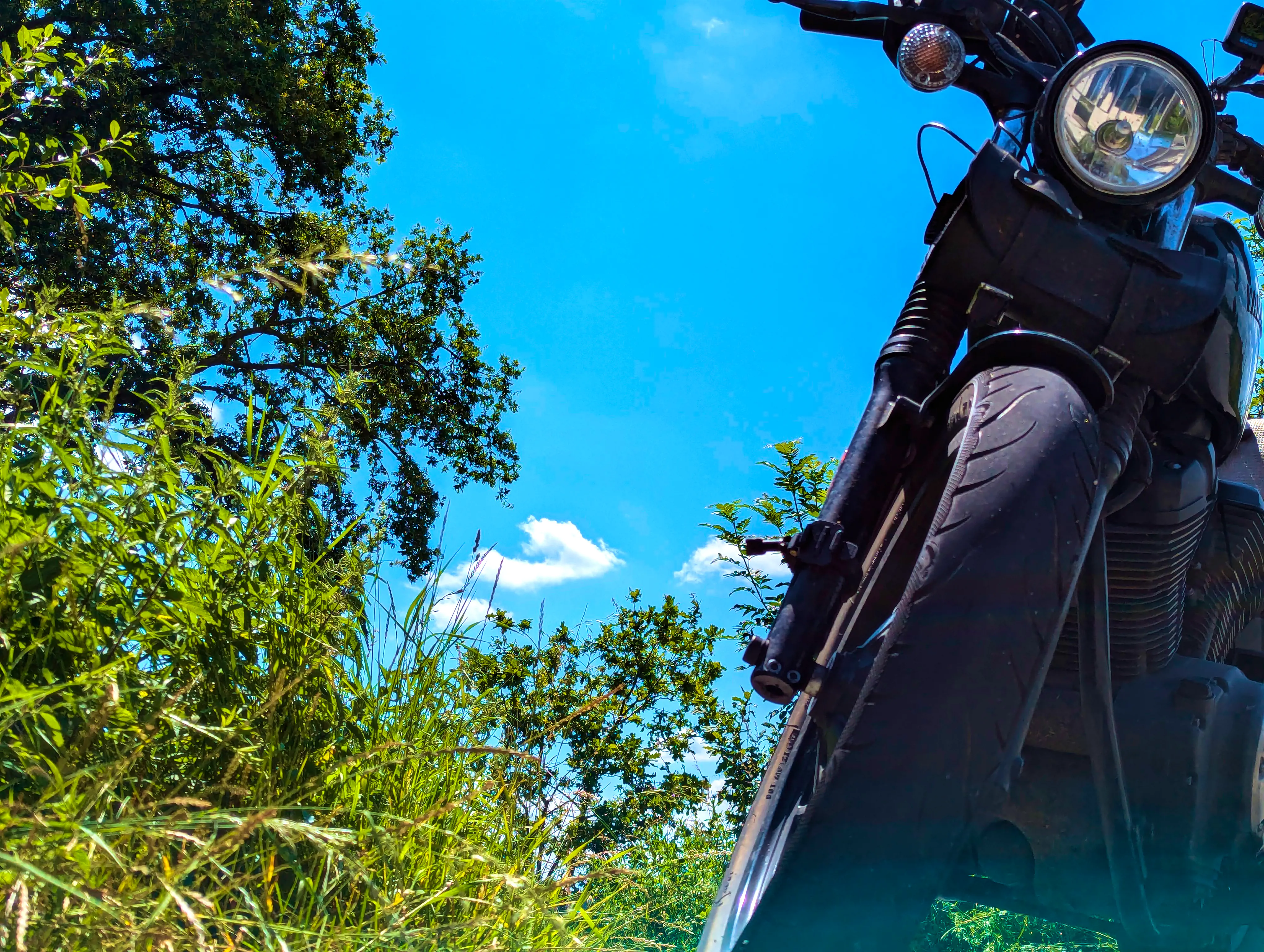 Bolt an Brücke am Straßenrand